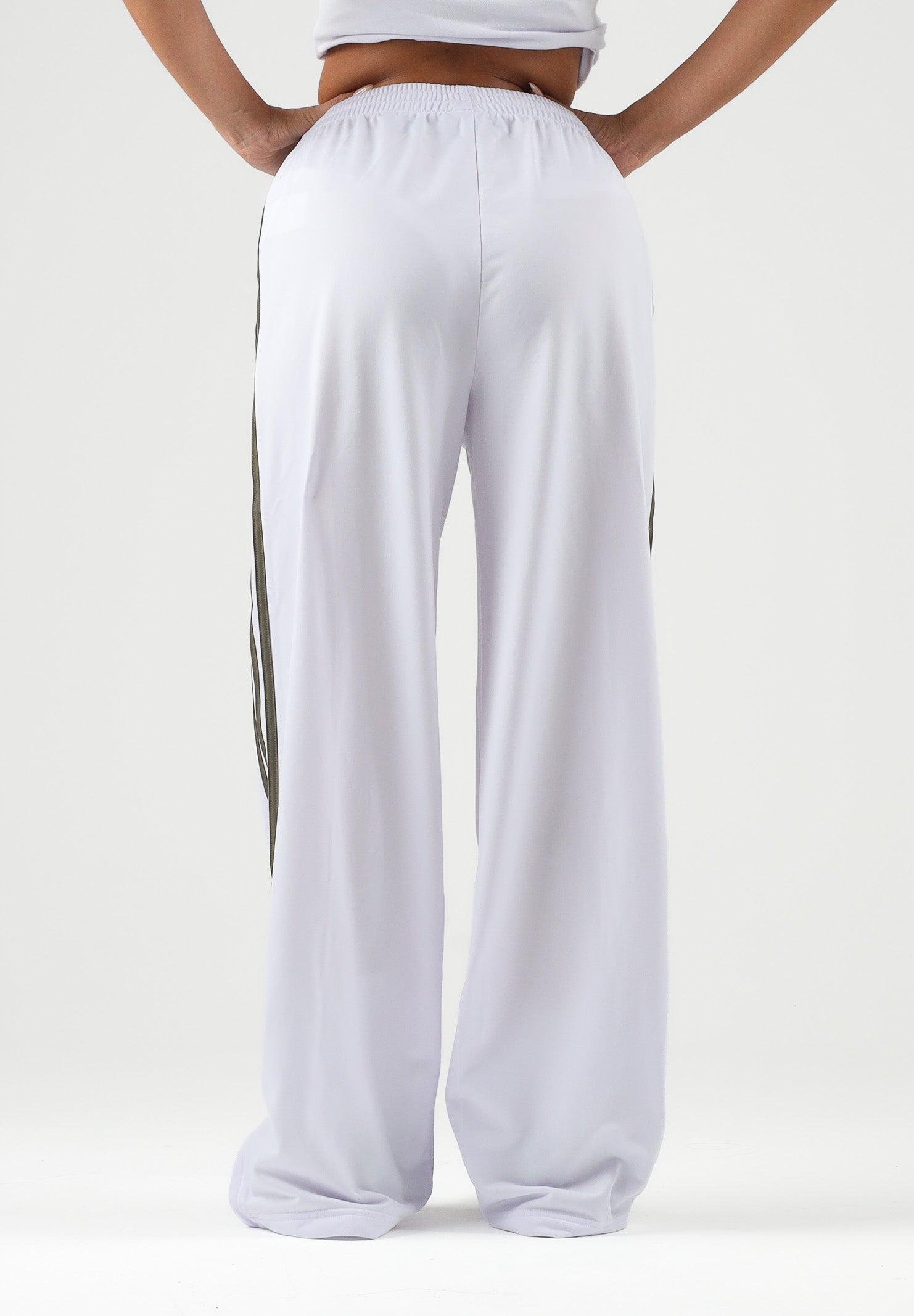 ADIDAS ORIGINALS Pantaloni FIREBIRD LOOSE lilla da donna con iconiche 3-stripes verdi KV2232 . ADIDAS ORIGINALS 