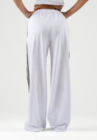 ADIDAS ORIGINALS Pantaloni FIREBIRD LOOSE lilla da donna con iconiche 3-stripes verdi KV2232 . ADIDAS ORIGINALS 