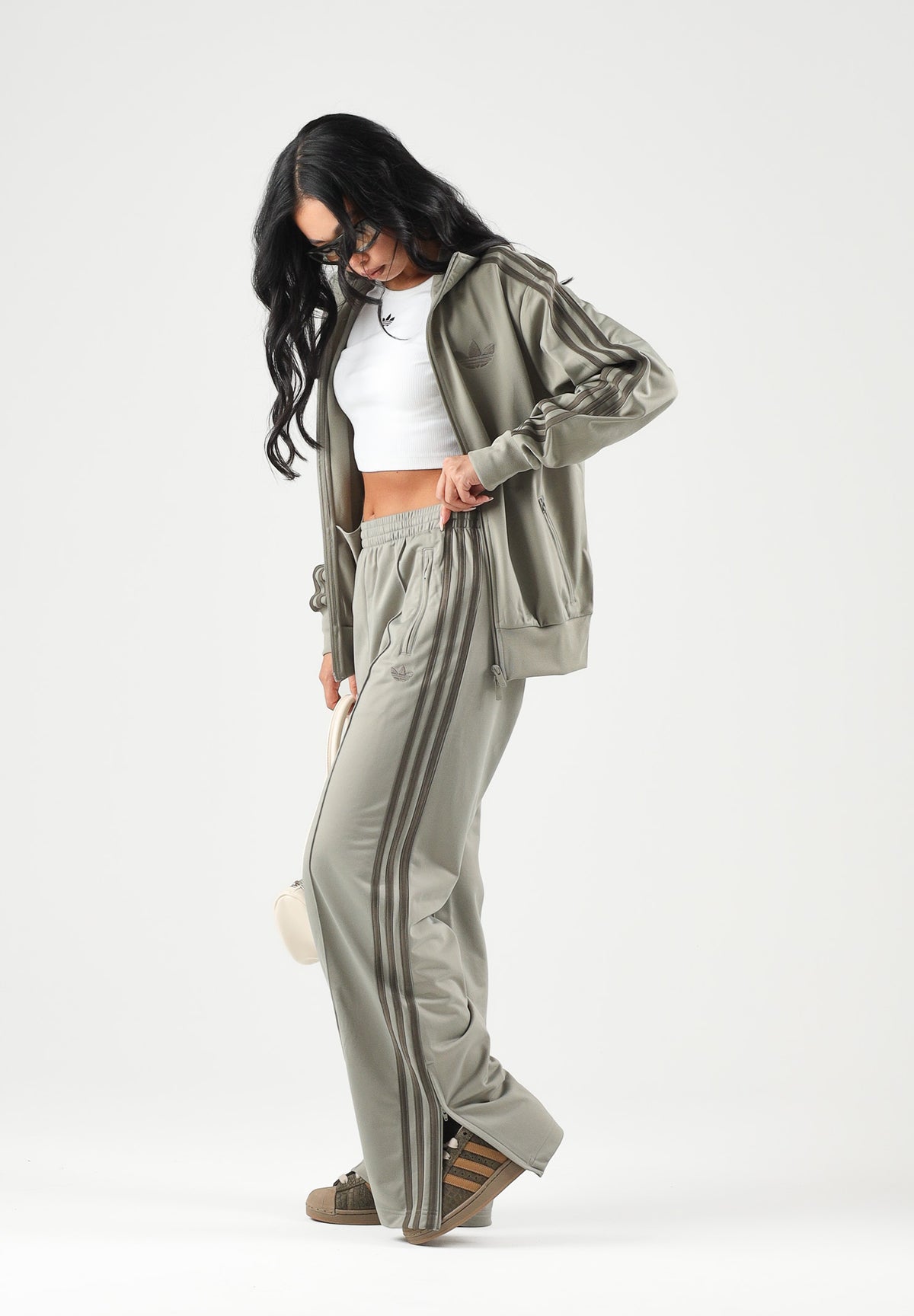 ADIDAS ORIGINALS Pantaloni FIREBIRD LOOSE Silver Pebble-verde fango da donna effetto acetato KV2235 . ADIDAS ORIGINALS 