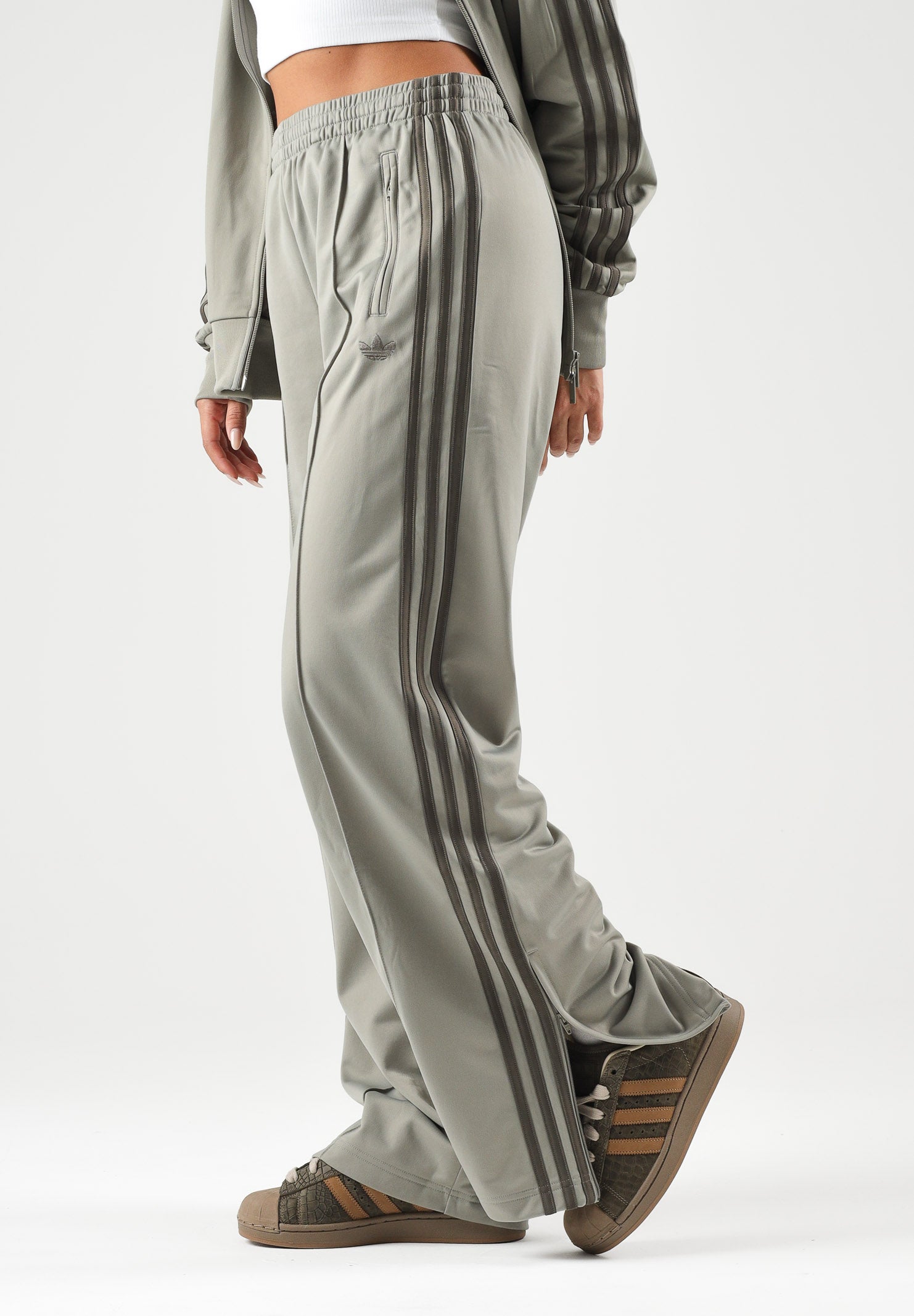 ADIDAS ORIGINALS Pantaloni FIREBIRD LOOSE Silver Pebble-verde fango da donna effetto acetato KV2235 . ADIDAS ORIGINALS 