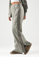 ADIDAS ORIGINALS Pantaloni FIREBIRD LOOSE Silver Pebble-verde fango da donna effetto acetato KV2235 . ADIDAS ORIGINALS 