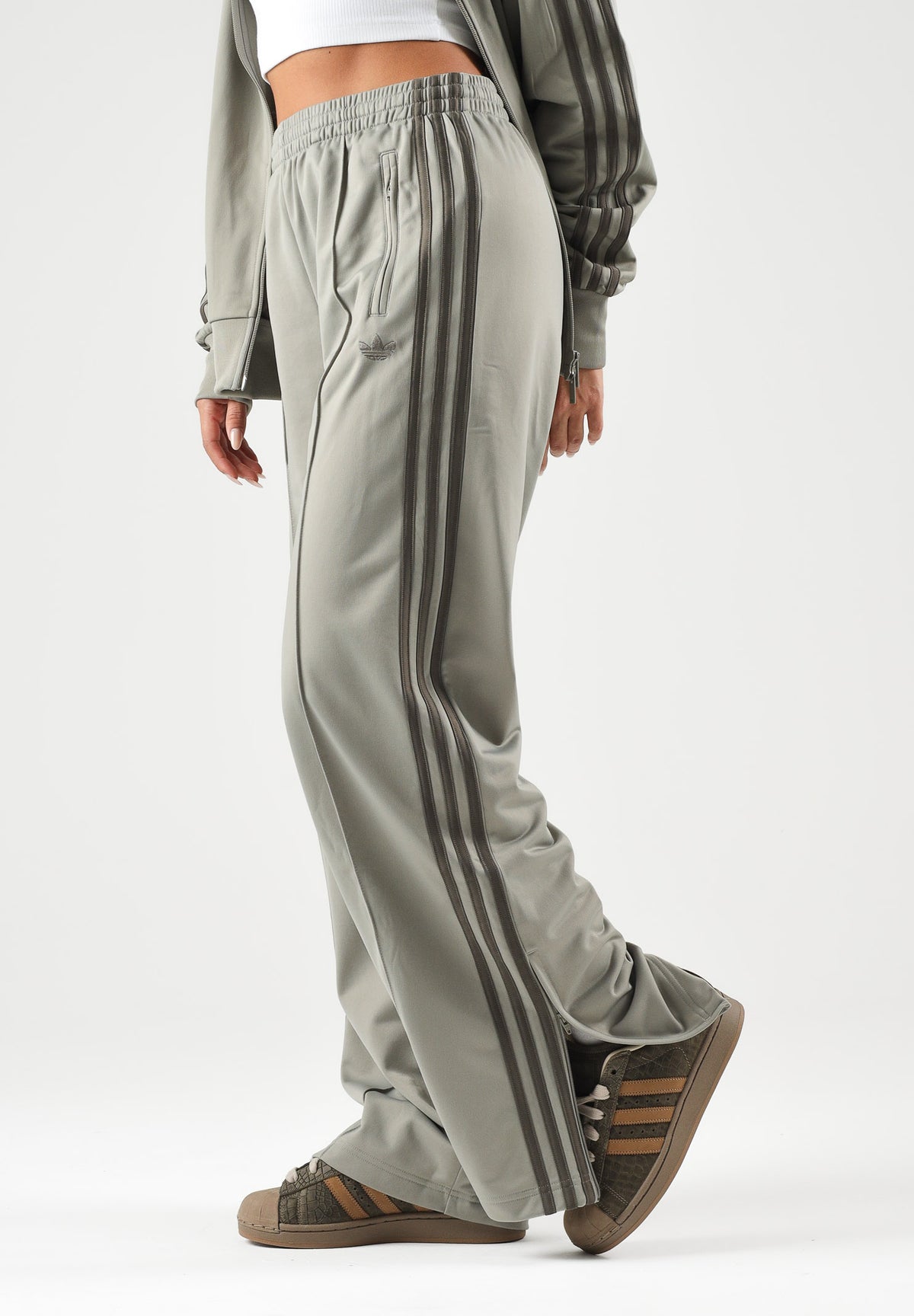 ADIDAS ORIGINALS Pantaloni FIREBIRD LOOSE Silver Pebble-verde fango da donna effetto acetato KV2235 . ADIDAS ORIGINALS 