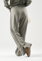 ADIDAS ORIGINALS Pantaloni FIREBIRD LOOSE Silver Pebble-verde fango da donna effetto acetato KV2235 . ADIDAS ORIGINALS 
