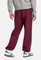 ADIDAS ORIGINALS Pantaloni ESS LOOSE PT Maroon, bordeaux, uomo con logo trifoglio ricamato KV3143 . ADIDAS ORIGINALS 