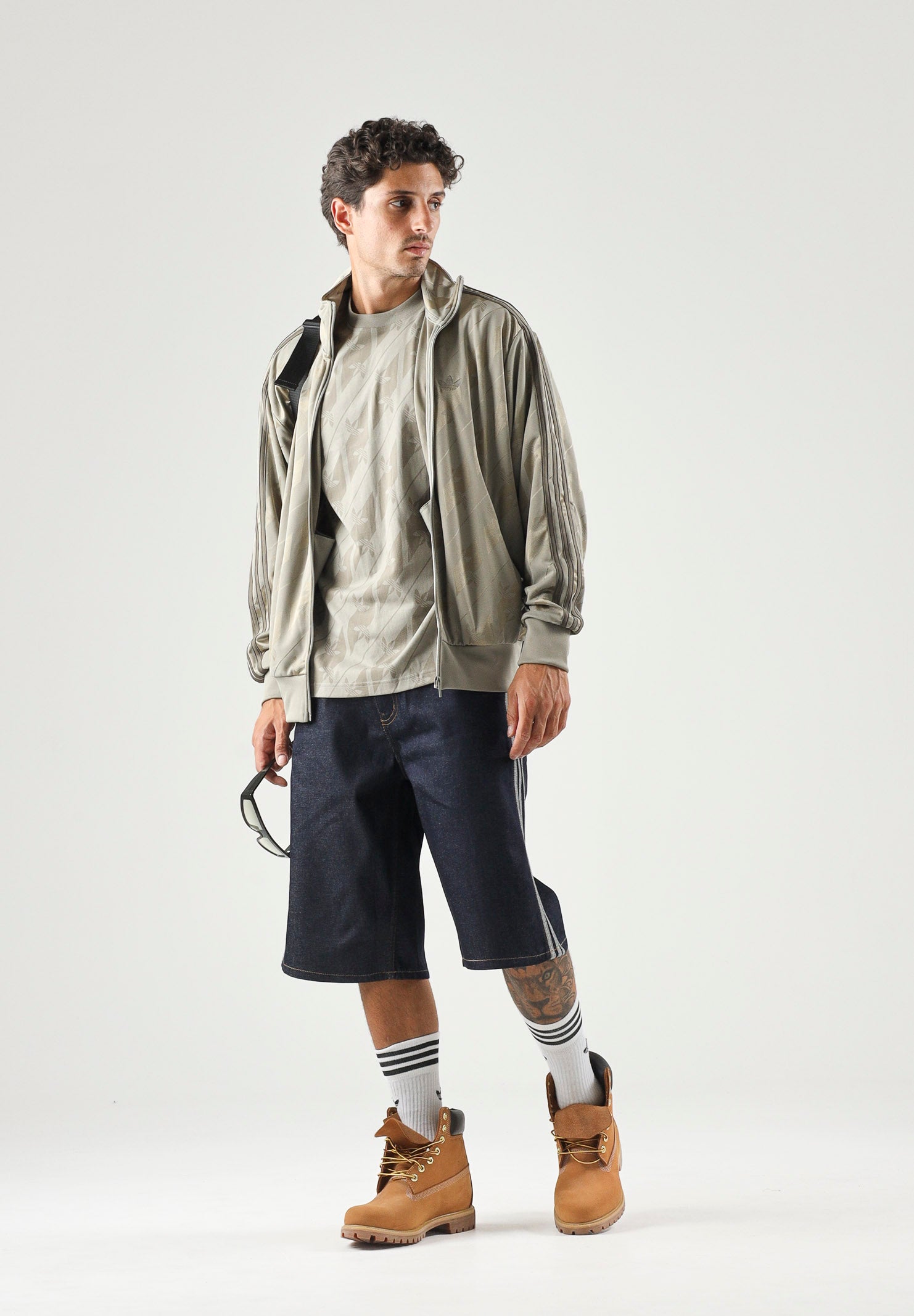 ADIDAS ORIGINALS T-shirt MONOGRAM silver-beige da uomo con fantasia monogram all-over. KV7268 . ADIDAS ORIGINALS 