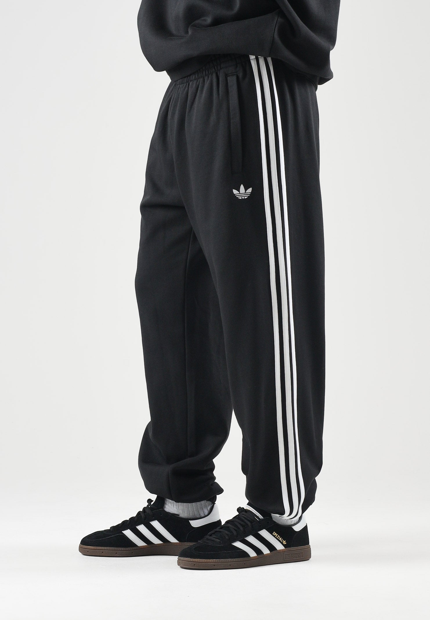 ADIDAS ORIGINALS Pantaloni ADICOLOR 3-STRIPES CUFFED neri da uomo con logo iconico KV9280 . ADIDAS ORIGINALS 