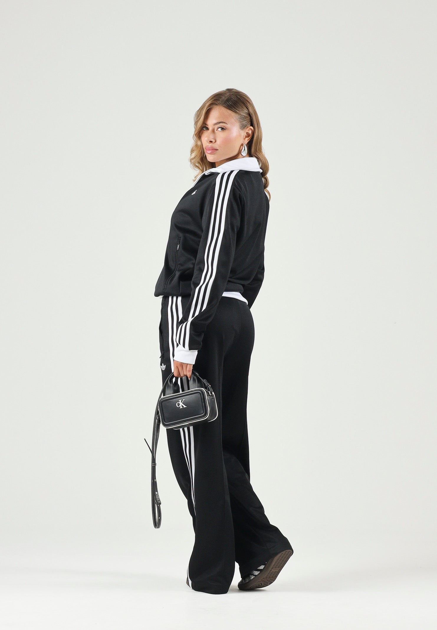 DIDAS ORIGINALS Felpa CLASSIC TRACK TOP nero da donna con iconiche 3-Stripes a contrasto KV9560 . ADIDAS ORIGINALS 