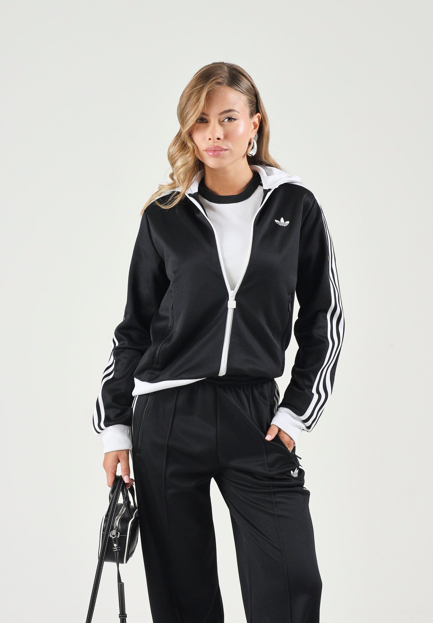 DIDAS ORIGINALS Felpa CLASSIC TRACK TOP nero da donna con iconiche 3-Stripes a contrasto KV9560 . ADIDAS ORIGINALS 