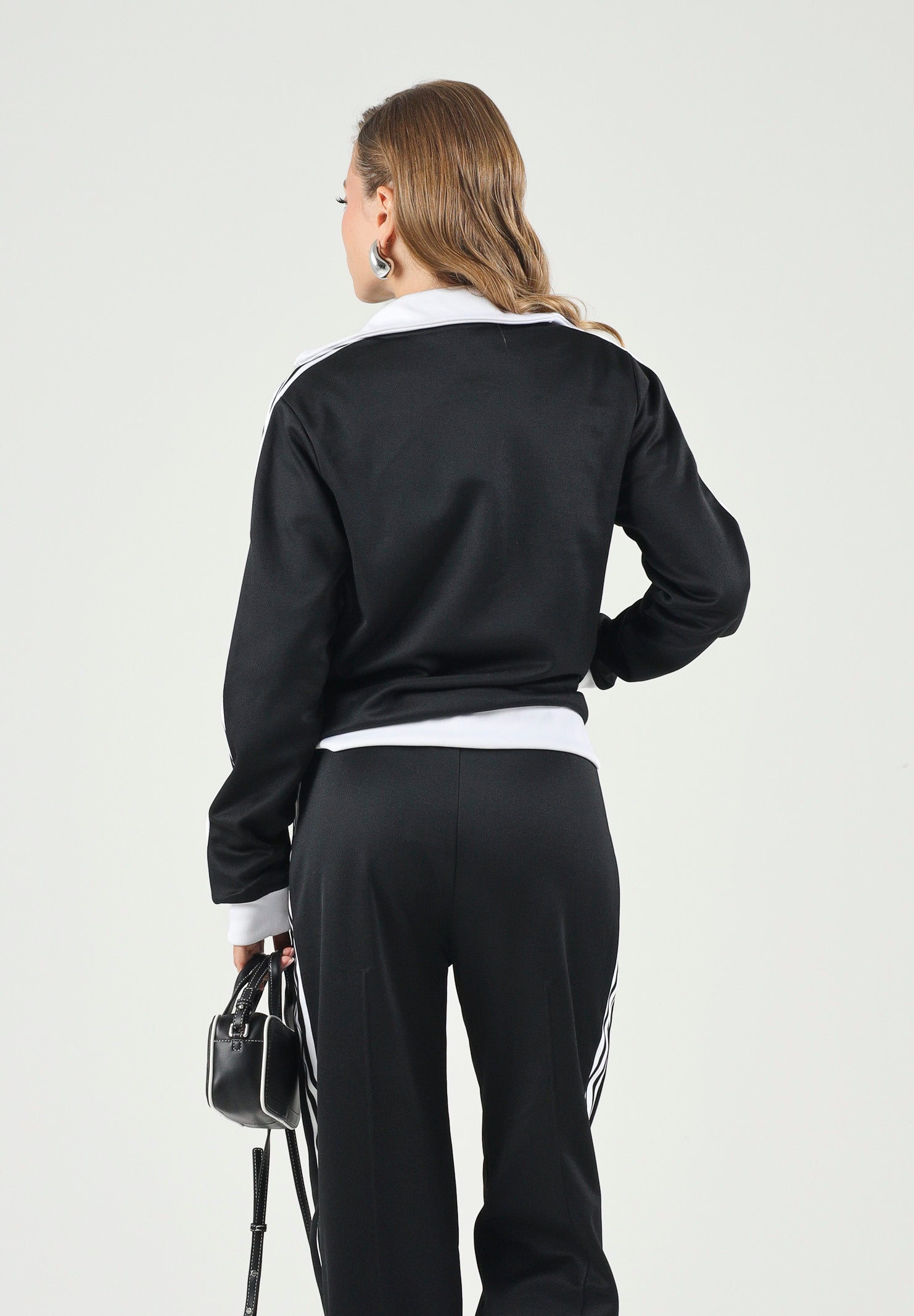 DIDAS ORIGINALS Felpa CLASSIC TRACK TOP nero da donna con iconiche 3-Stripes a contrasto KV9560 . ADIDAS ORIGINALS 