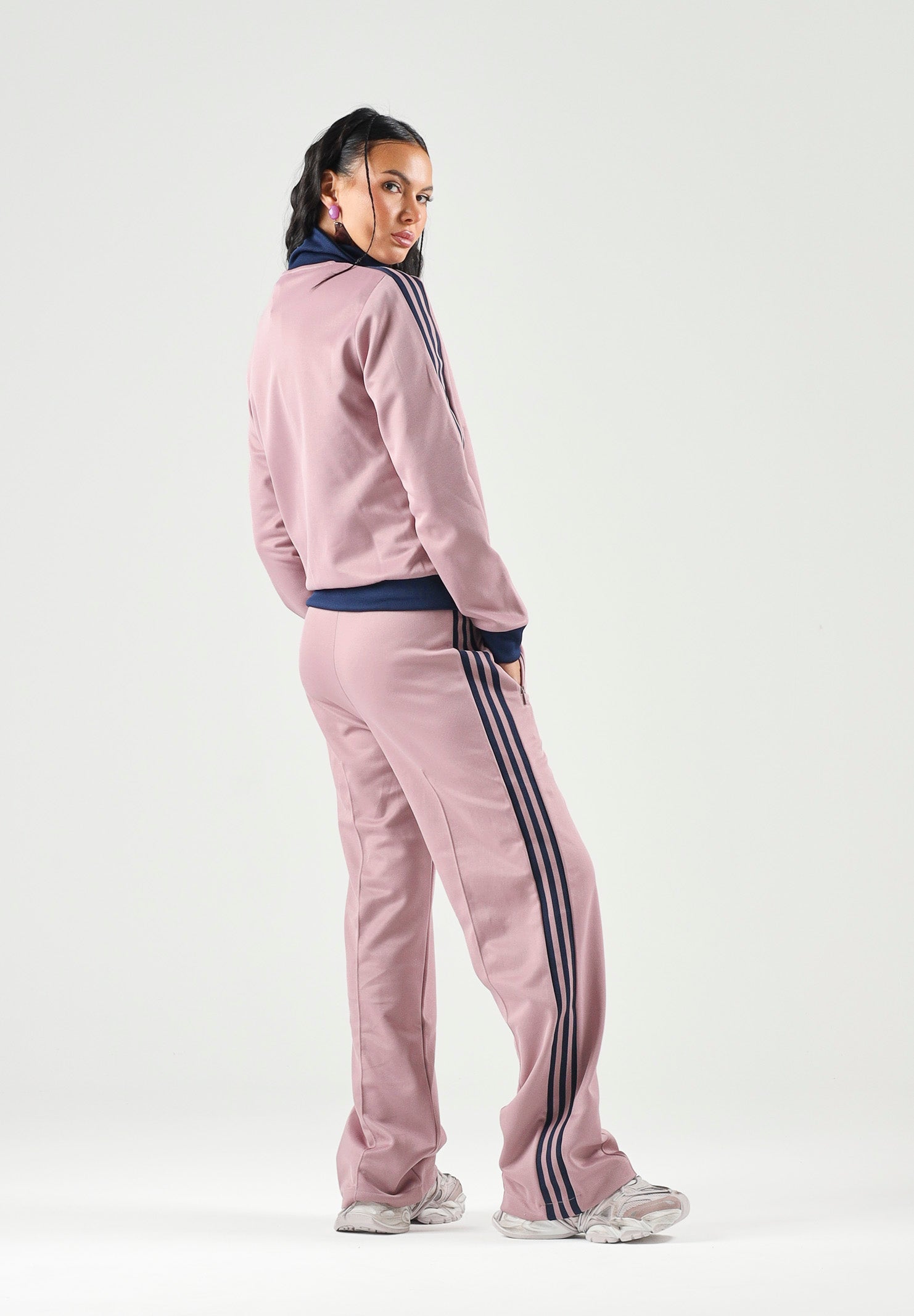 ADIDAS ORIGINALS Felpa CLASSIC TRACK TOP Magic Mauve malva da donna con chiusura zip e dettagli a contrasto. KV9562 . ADIDAS ORIGINALS 
