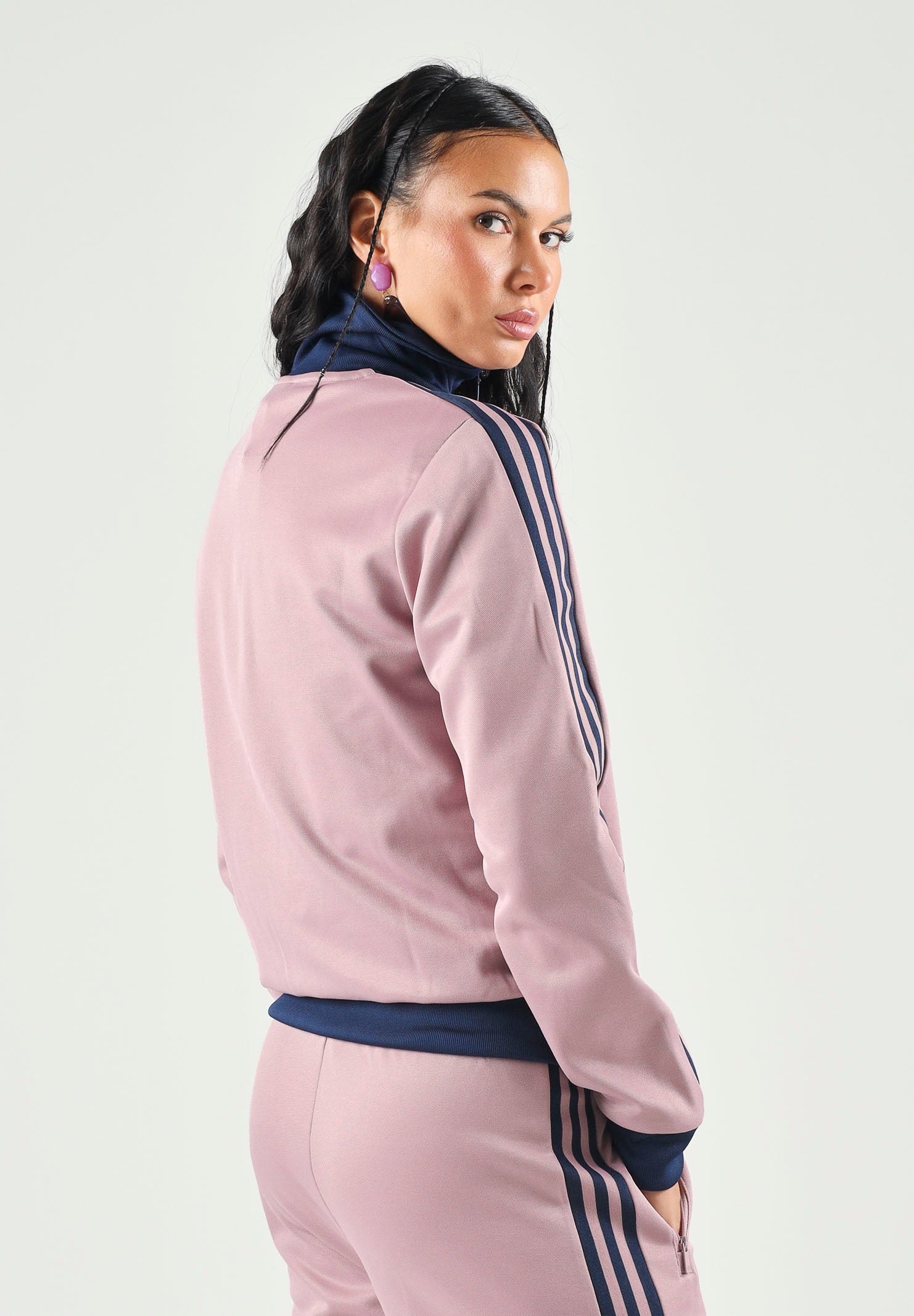 ADIDAS ORIGINALS Felpa CLASSIC TRACK TOP Magic Mauve malva da donna con chiusura zip e dettagli a contrasto. KV9562 . ADIDAS ORIGINALS 