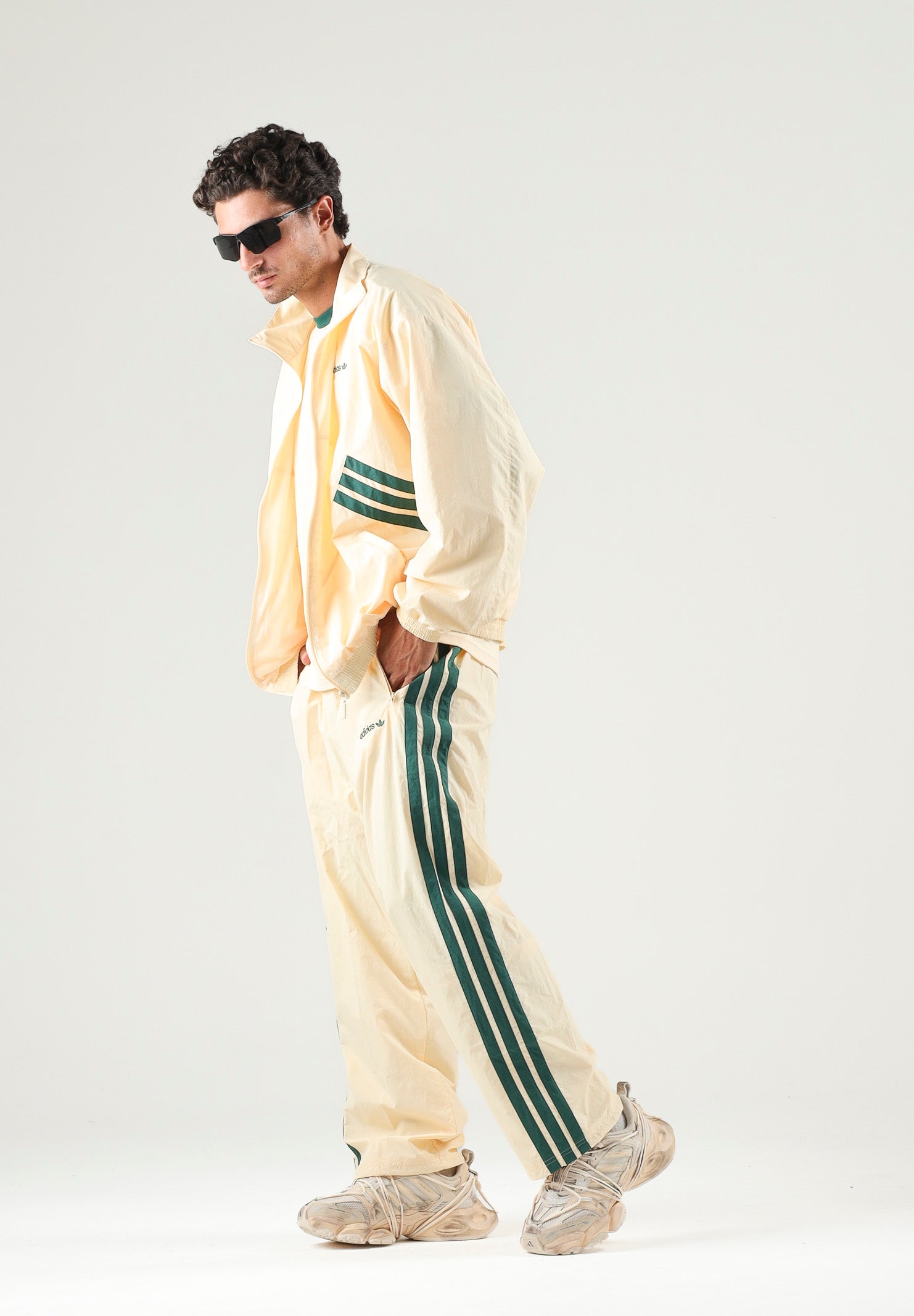 ADIDAS ORIGINALS Pantaloni CUTLINE TRACK PANTS Warm Vanilla crema da uomo con 3-stripes iconiche KW8021 . ADIDAS ORIGINALS 