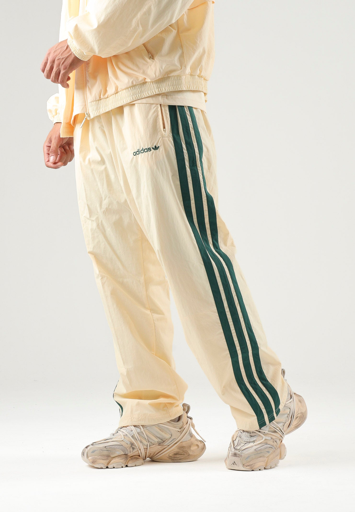 ADIDAS ORIGINALS Pantaloni CUTLINE TRACK PANTS Warm Vanilla crema da uomo con 3-stripes iconiche KW8021 . ADIDAS ORIGINALS 