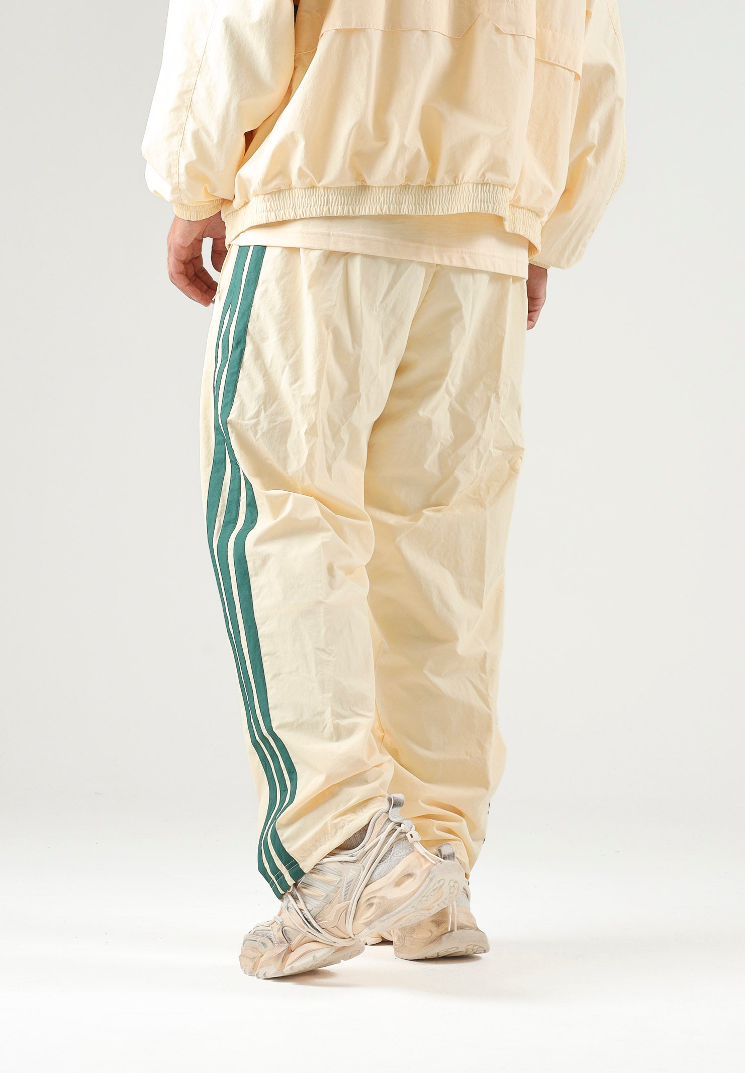 ADIDAS ORIGINALS Pantaloni CUTLINE TRACK PANTS Warm Vanilla crema da uomo con 3-stripes iconiche KW8021 . ADIDAS ORIGINALS 