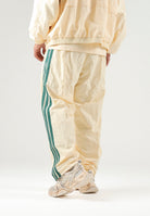 ADIDAS ORIGINALS Pantaloni CUTLINE TRACK PANTS Warm Vanilla crema da uomo con 3-stripes iconiche KW8021 . ADIDAS ORIGINALS 