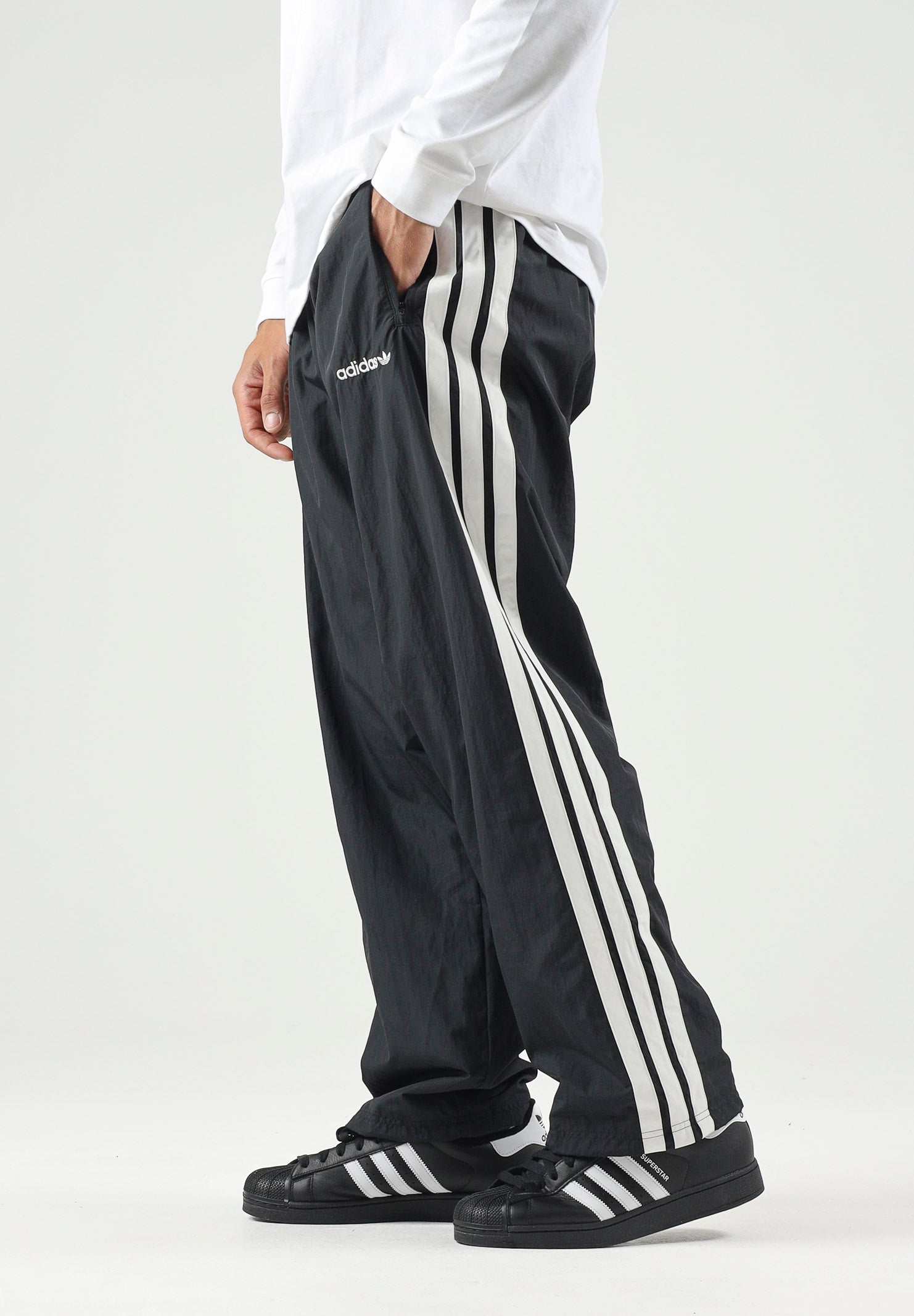 ADIDAS ORIGINALS Pantaloni CUTLINE nero da uomo con iconiche 3-stripes KW8023 . ADIDAS ORIGINALS 