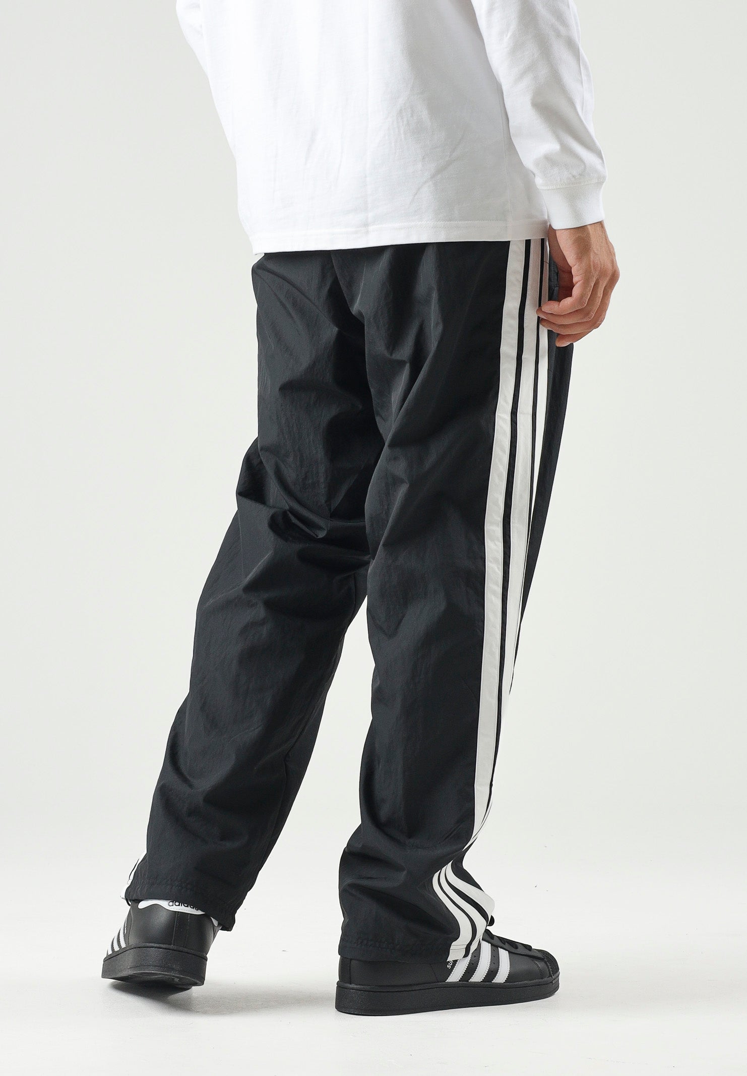 ADIDAS ORIGINALS Pantaloni CUTLINE nero da uomo con iconiche 3-stripes KW8023 . ADIDAS ORIGINALS 