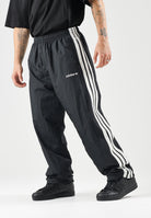 ADIDAS ORIGINALS Pantaloni sportivi CUTLINE neri da uomo con iconiche 3-stripes KW8023 . ADIDAS ORIGINALS 