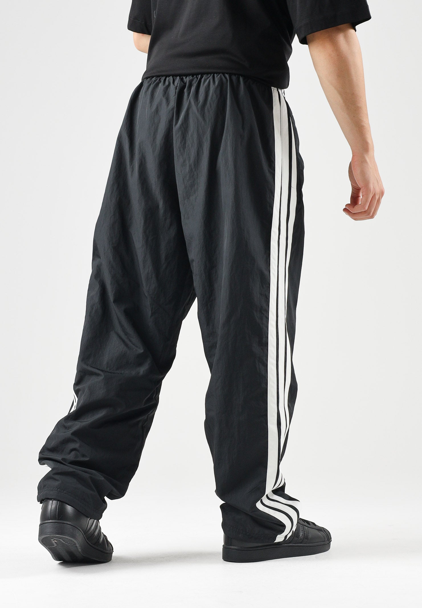ADIDAS ORIGINALS Pantaloni sportivi CUTLINE neri da uomo con iconiche 3-stripes KW8023 . ADIDAS ORIGINALS 