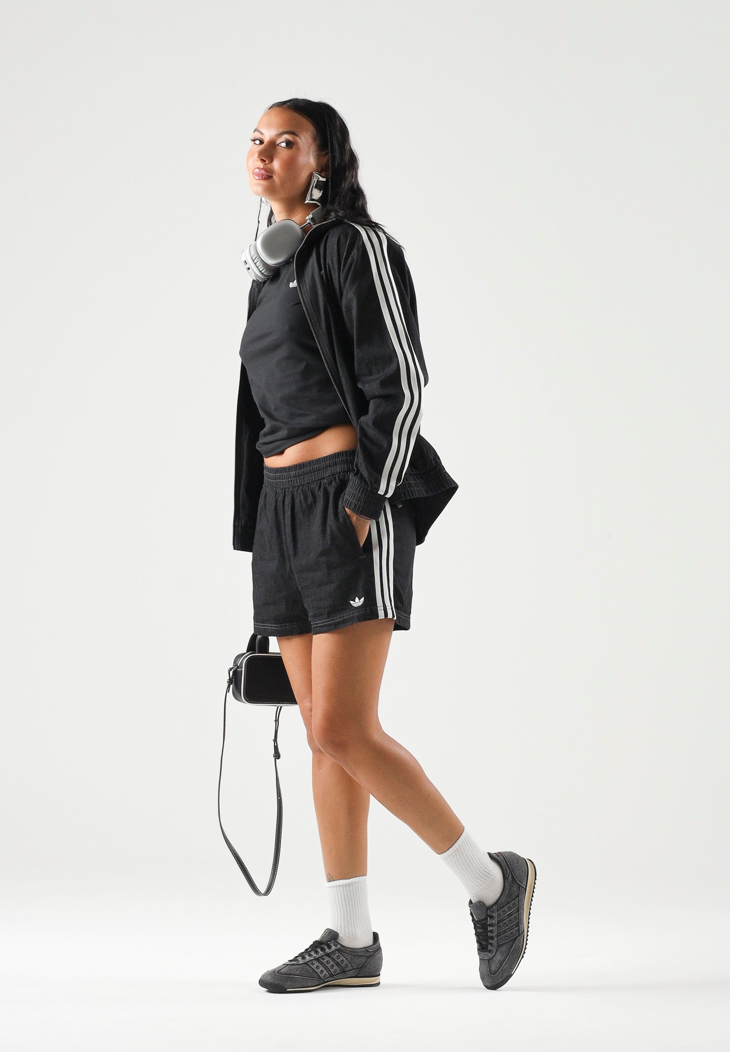 ADIDAS ORIGINALS Felpa SUMMER GLOW medium black-nero da donna<BR/>con iconiche 3-Stripes a contrasto KW8758 . ADIDAS ORIGINALS 