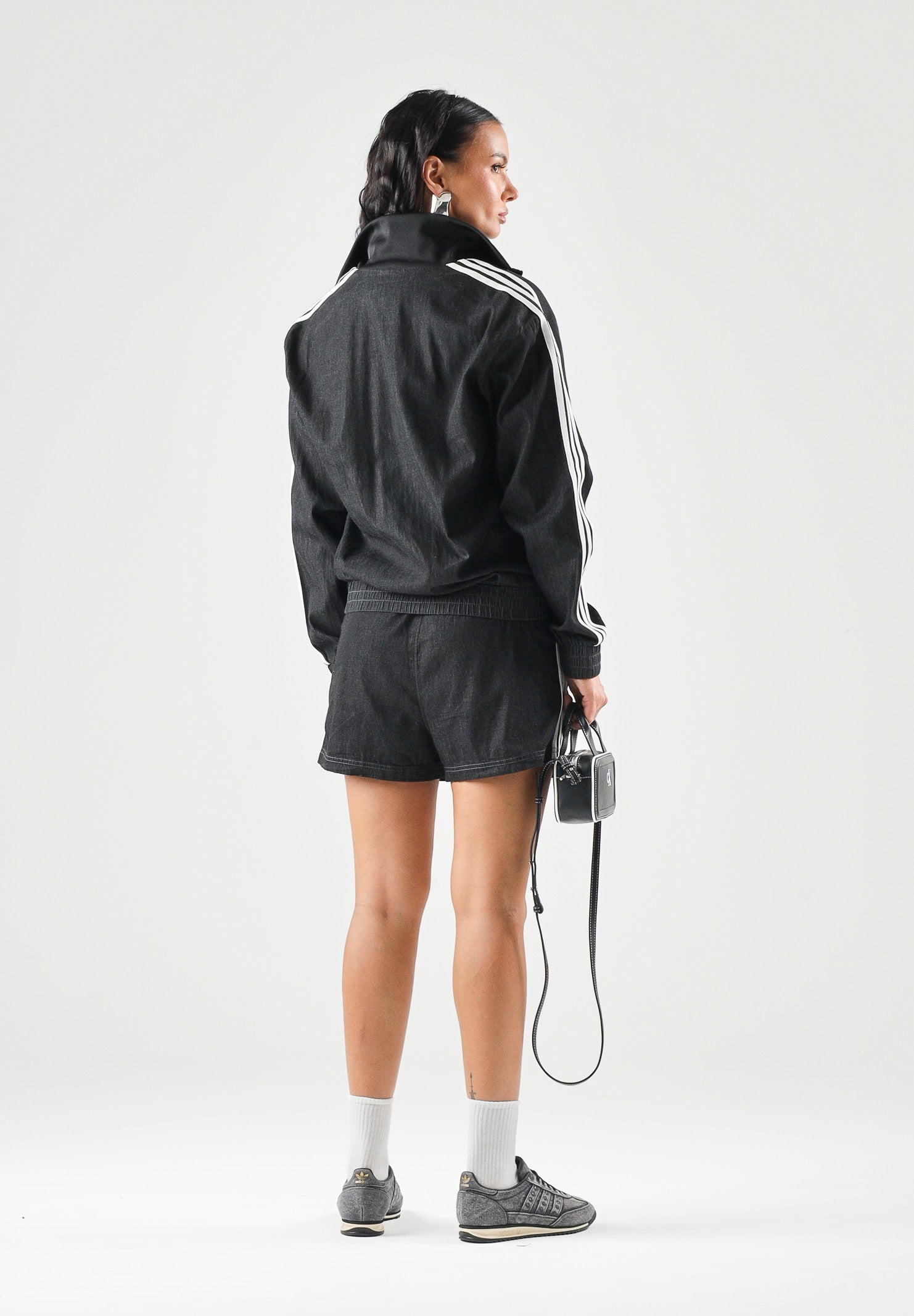 ADIDAS ORIGINALS Felpa SUMMER GLOW medium black-nero da donna<BR/>con iconiche 3-Stripes a contrasto KW8758 . ADIDAS ORIGINALS 