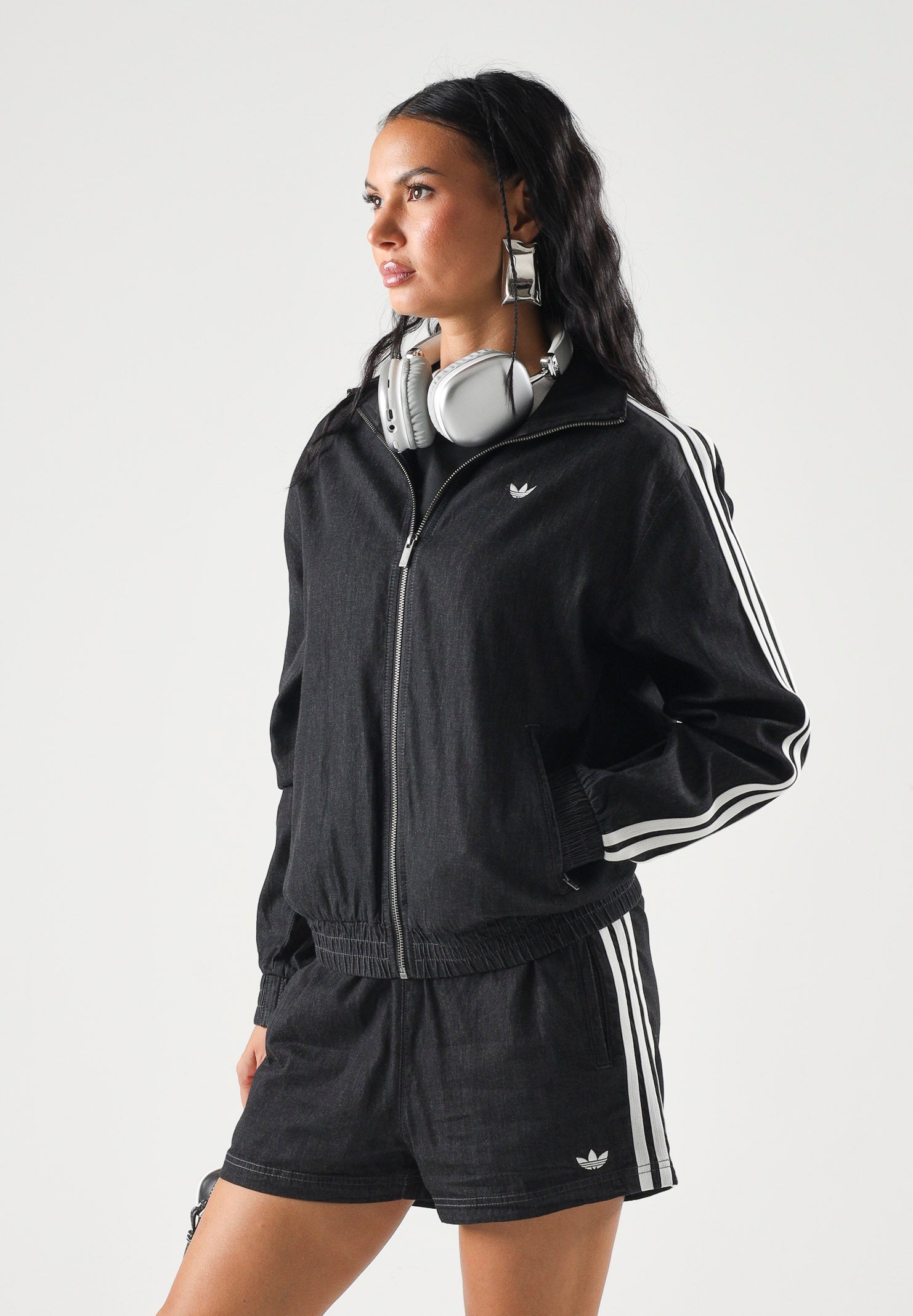 ADIDAS ORIGINALS Felpa SUMMER GLOW medium black-nero da donna<BR/>con iconiche 3-Stripes a contrasto KW8758 . ADIDAS ORIGINALS 