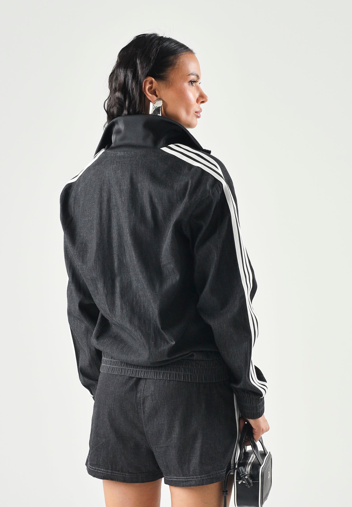 ADIDAS ORIGINALS Felpa SUMMER GLOW medium black-nero da donna<BR/>con iconiche 3-Stripes a contrasto KW8758 . ADIDAS ORIGINALS 
