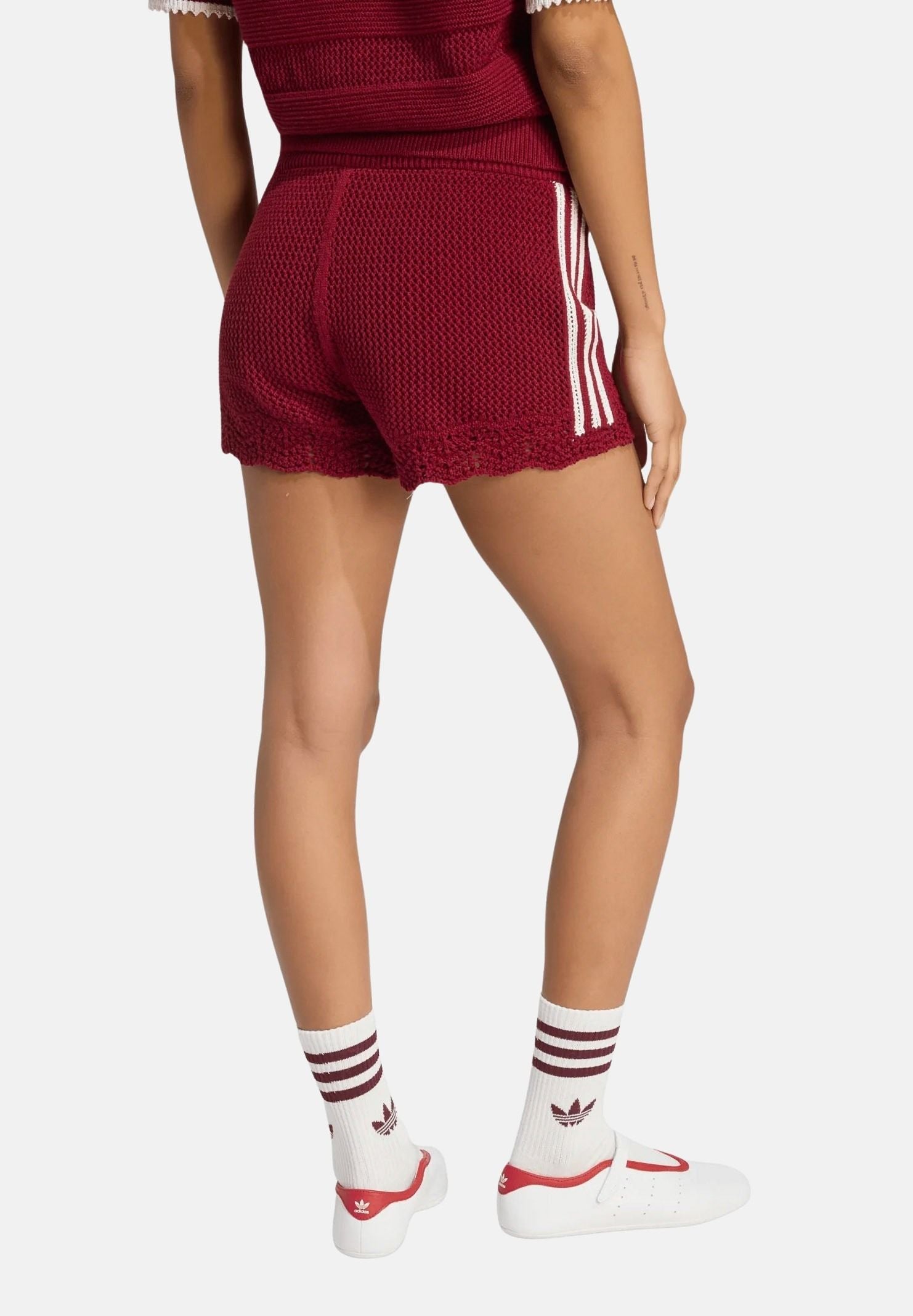 ADIDAS ORIGINALS shorts RESORT S bordeaux da donna in maglia traforata crochet, con coulisse, tre strisce laterali e fondo smerlato. KX0724 . ADIDAS ORIGINALS 