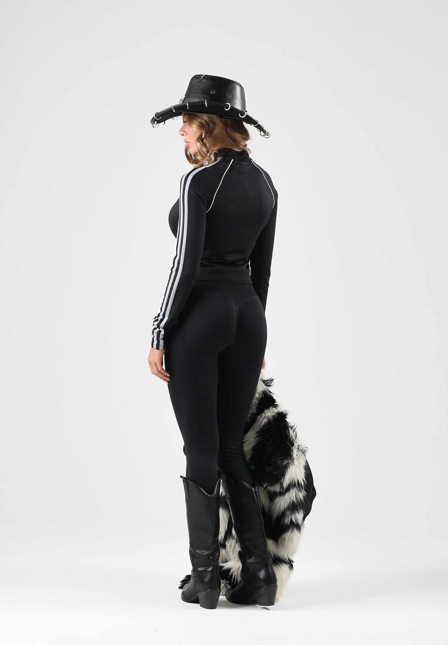 ADIDAS ORIGINALS Felpa con zip ESSENTIALS 3-STRIPES nera da donna con struttura senza cuciture KX8420 . ADIDAS ORIGINALS 