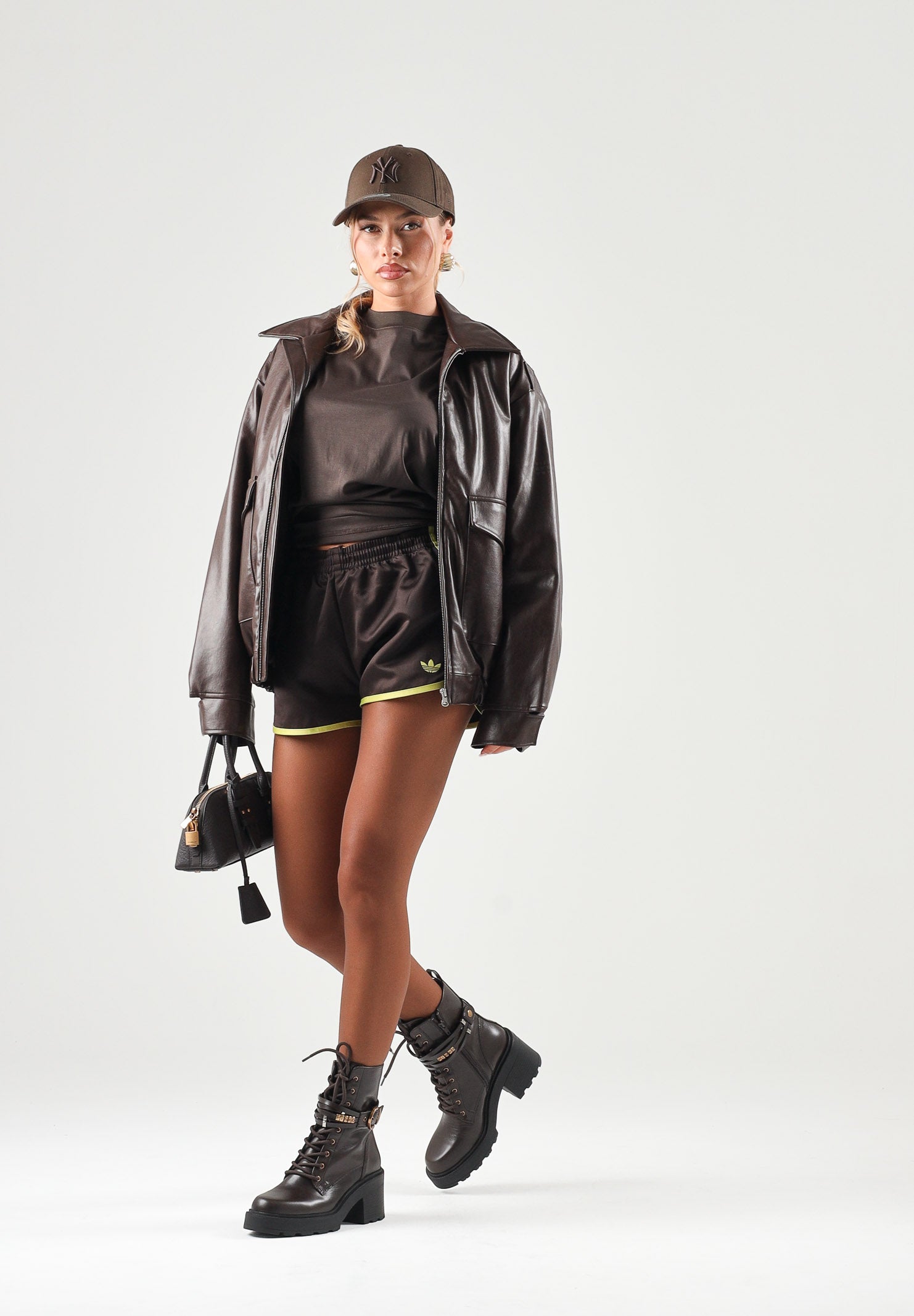 ADIDAS ORIGINALS Shorts SATIN  marrone da donna con finitura in raso lucido, bordi a contrasto KY0815 . ADIDAS ORIGINALS 