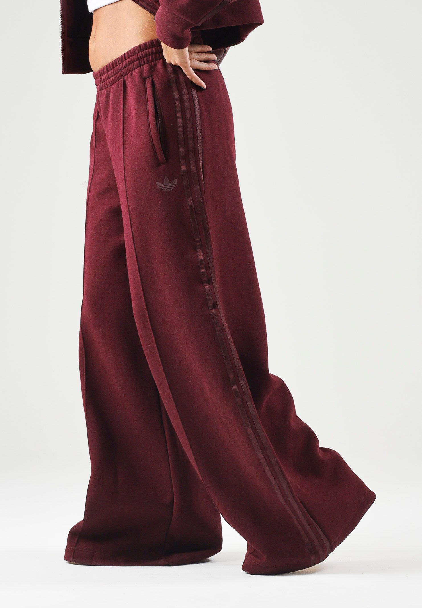 ADIDAS ORIGINALS Pantaloni SPACER TRACKPANTS Maroon bordeaux da donna con logo iconico KY0850 . ADIDAS ORIGINALS 