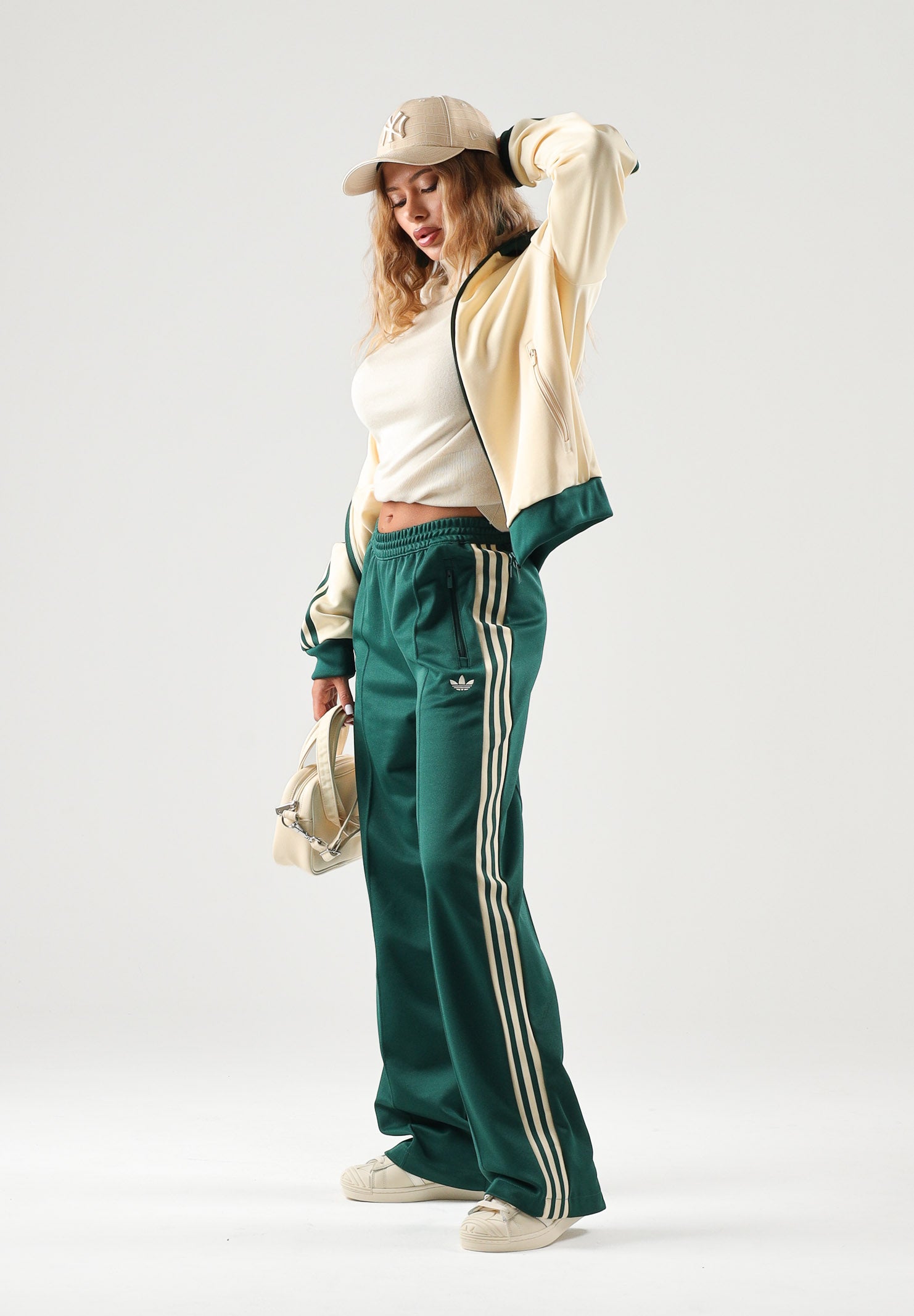 ADIDAS ORIGINALS Pantaloni FIREBIRD, warm-vaniglia, verde da donna con 3-stripes iconiche <BR/><BR/> KY0884 . ADIDAS ORIGINALS 