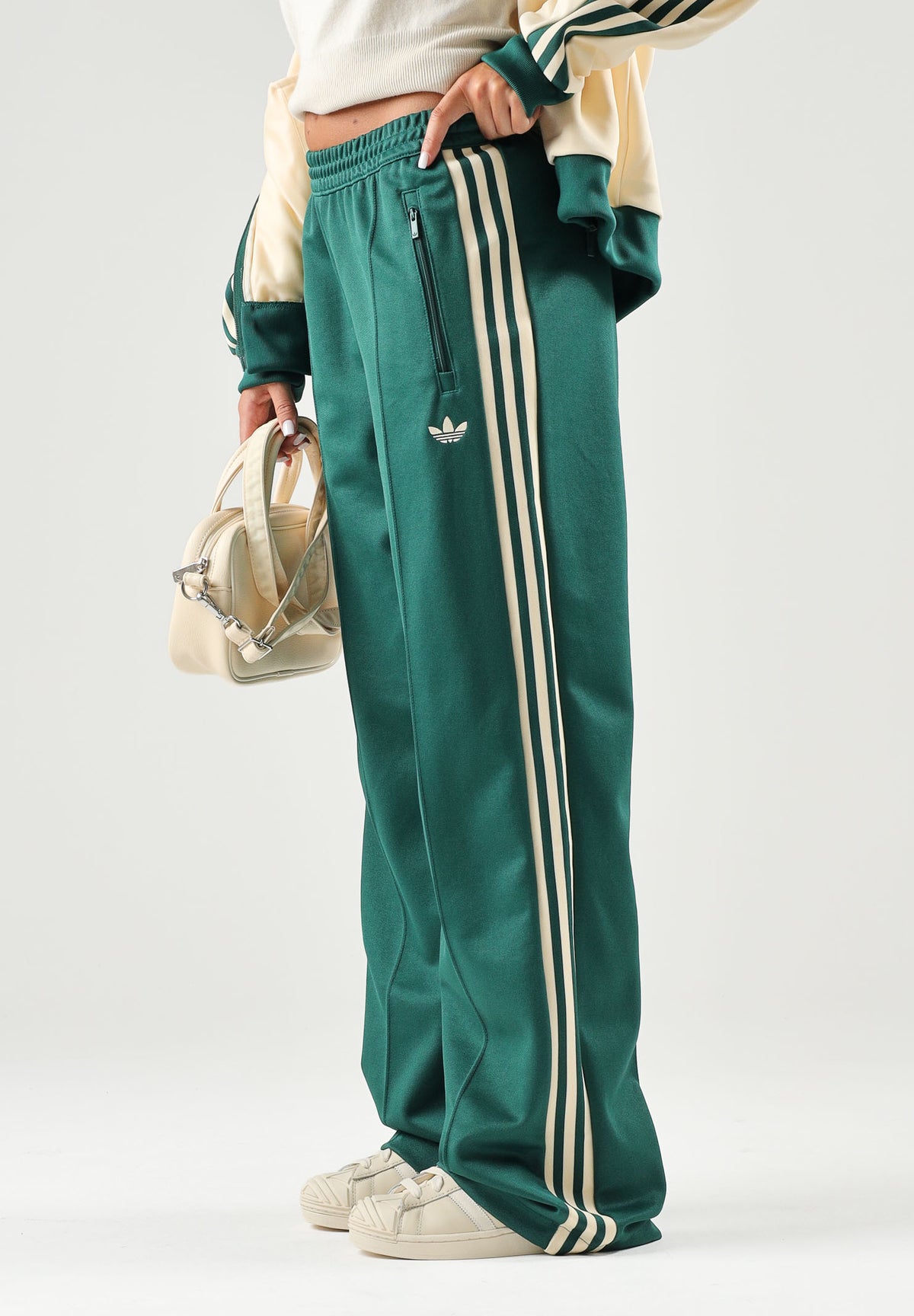 ADIDAS ORIGINALS Pantaloni FIREBIRD, warm-vaniglia, verde da donna con 3-stripes iconiche <BR/><BR/> KY0884 . ADIDAS ORIGINALS 