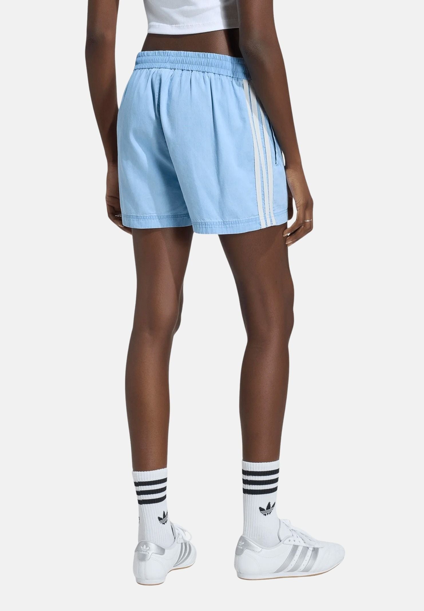 ADIDAS ORIGINALS Shorts SUMMER GLOW light-denim, azzurro, da donna con iconiche 3-Stripes a contrasto<BR/> KY3170 . ADIDAS ORIGINALS 