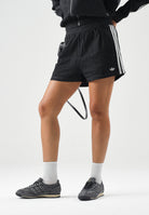 ADIDAS ORIGINALS Shorts SUMMER GLOW denim black, nero, da donna con iconiche 3-Stripes a contrasto KY3171 . ADIDAS ORIGINALS 