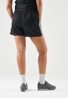 ADIDAS ORIGINALS Shorts SUMMER GLOW denim black, nero, da donna con iconiche 3-Stripes a contrasto KY3171 . ADIDAS ORIGINALS 