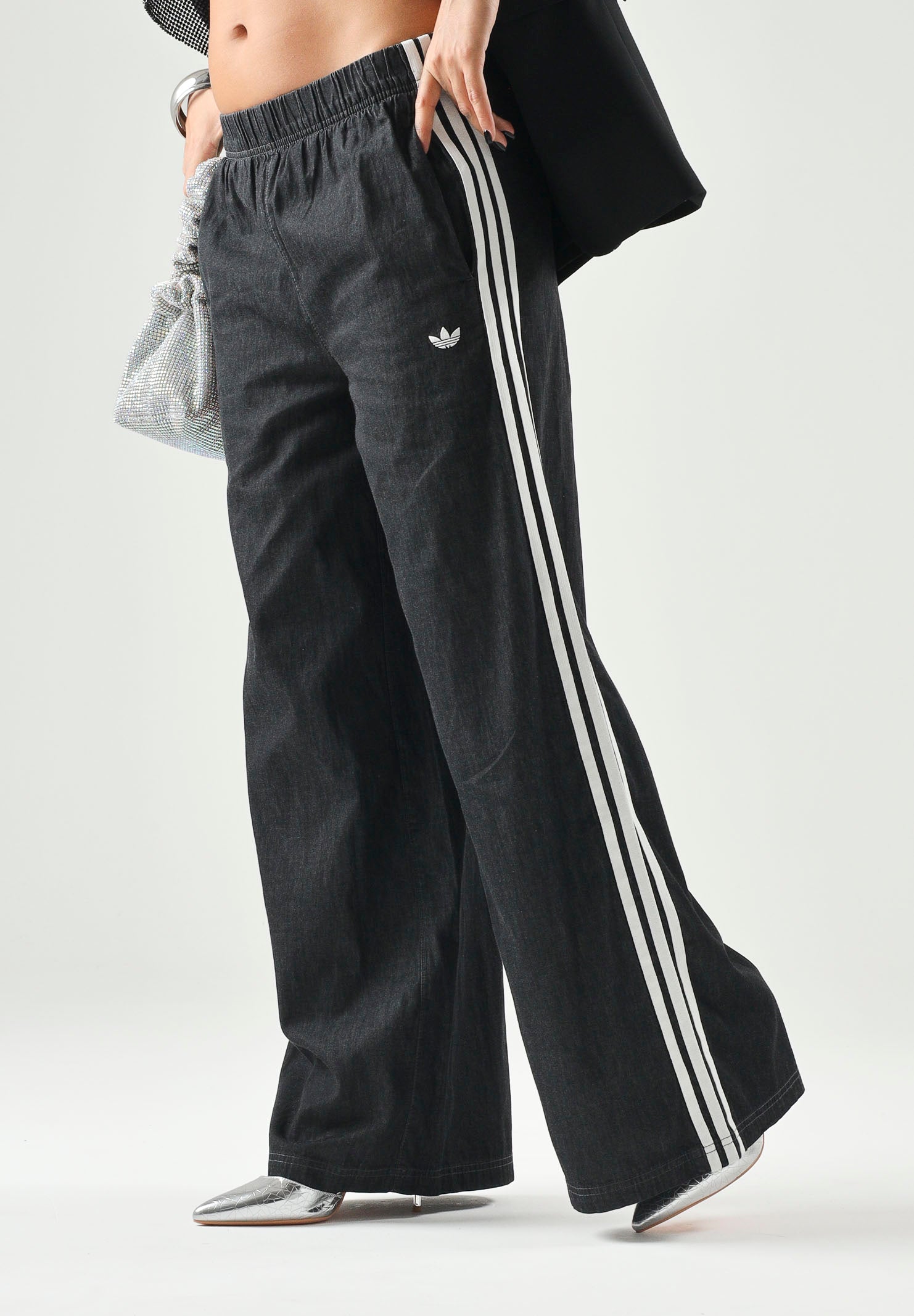 ADIDAS ORIGINALS Pantalone SUMMER GLOW medium black, nero, da donna con iconiche 3-Stripes a contrasto KY8112 . ADIDAS ORIGINALS 
