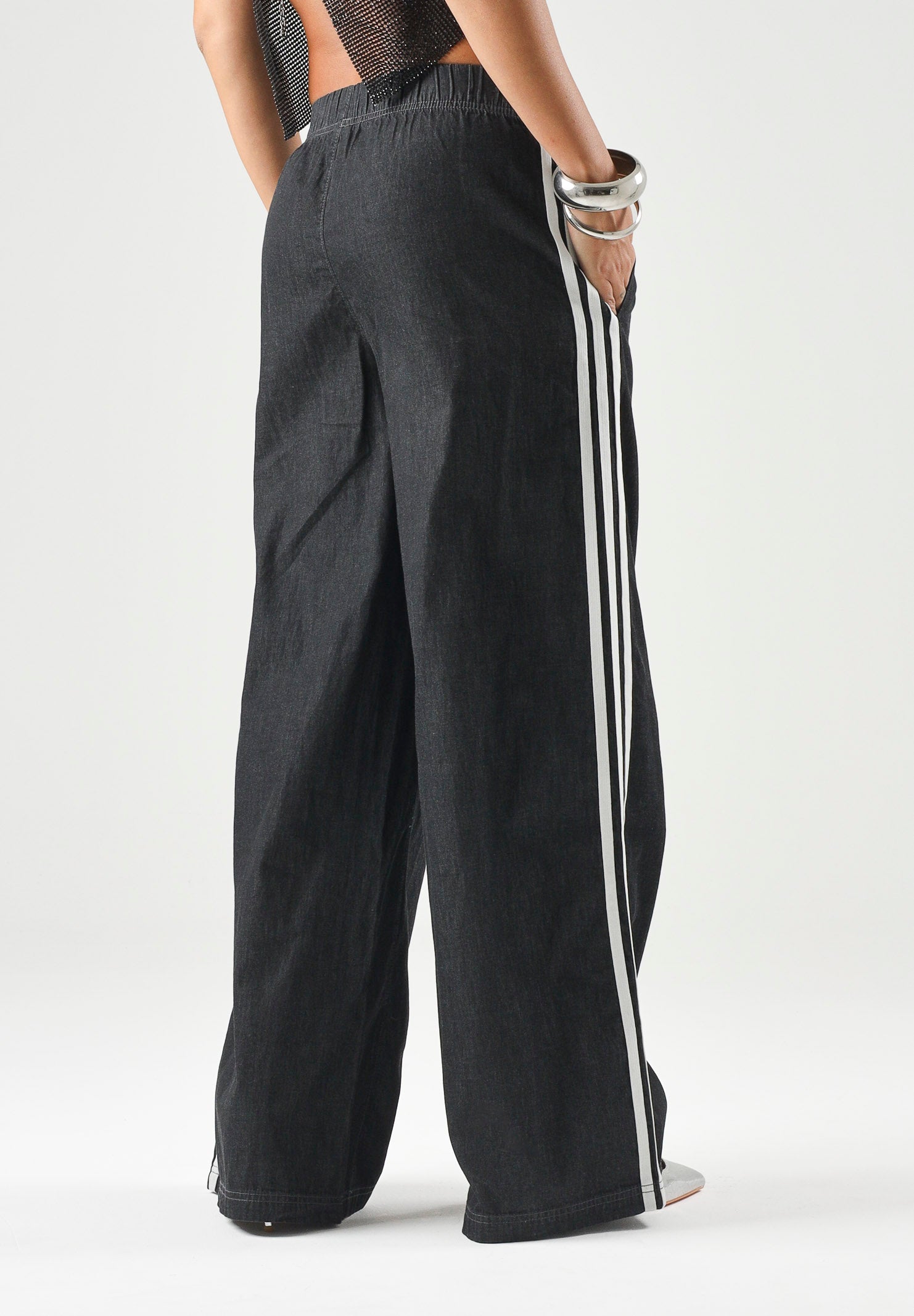 ADIDAS ORIGINALS Pantalone SUMMER GLOW medium black, nero, da donna con iconiche 3-Stripes a contrasto KY8112 . ADIDAS ORIGINALS 