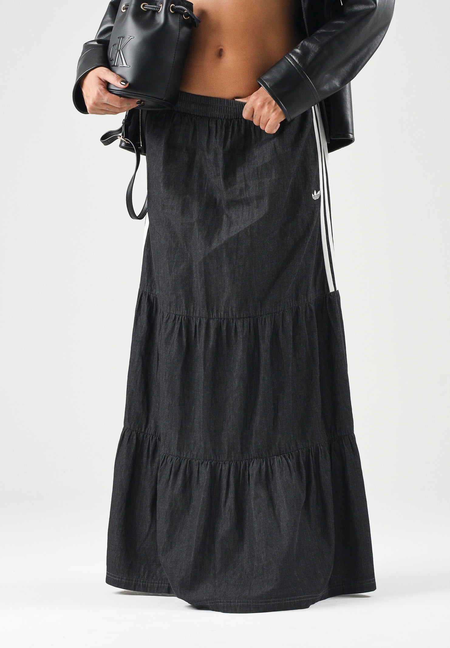 ADIDAS ORIGINALS Gonna SUMMER GLOW denim nero da donna con iconiche 3-Stripes a contrasto KY8114 . ADIDAS ORIGINALS 