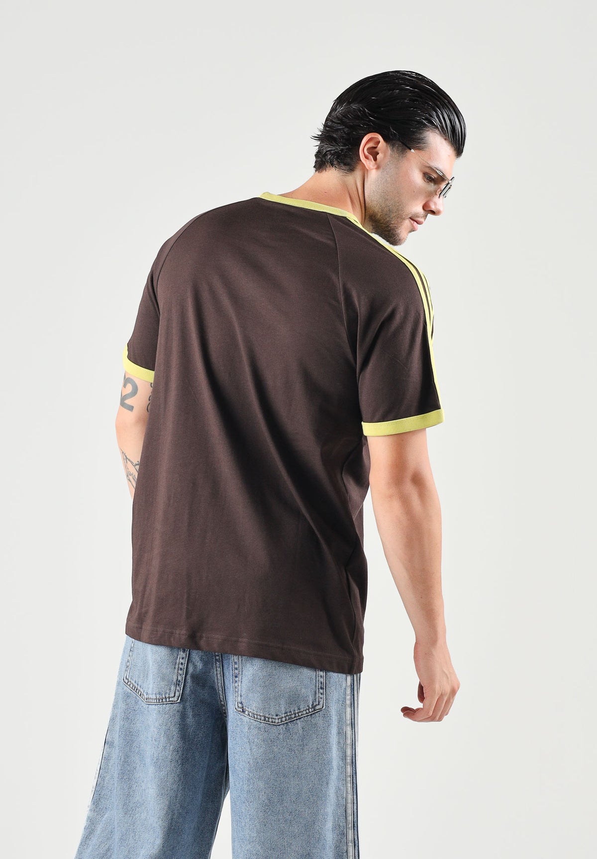 ADIDAS ORIGINALS T-shirt manica corta Adicolor Classics 3-Stripes Tee AUCO Prelim marrone e giallo per uomo e donna KZ1202 . ADIDAS ORIGINALS 