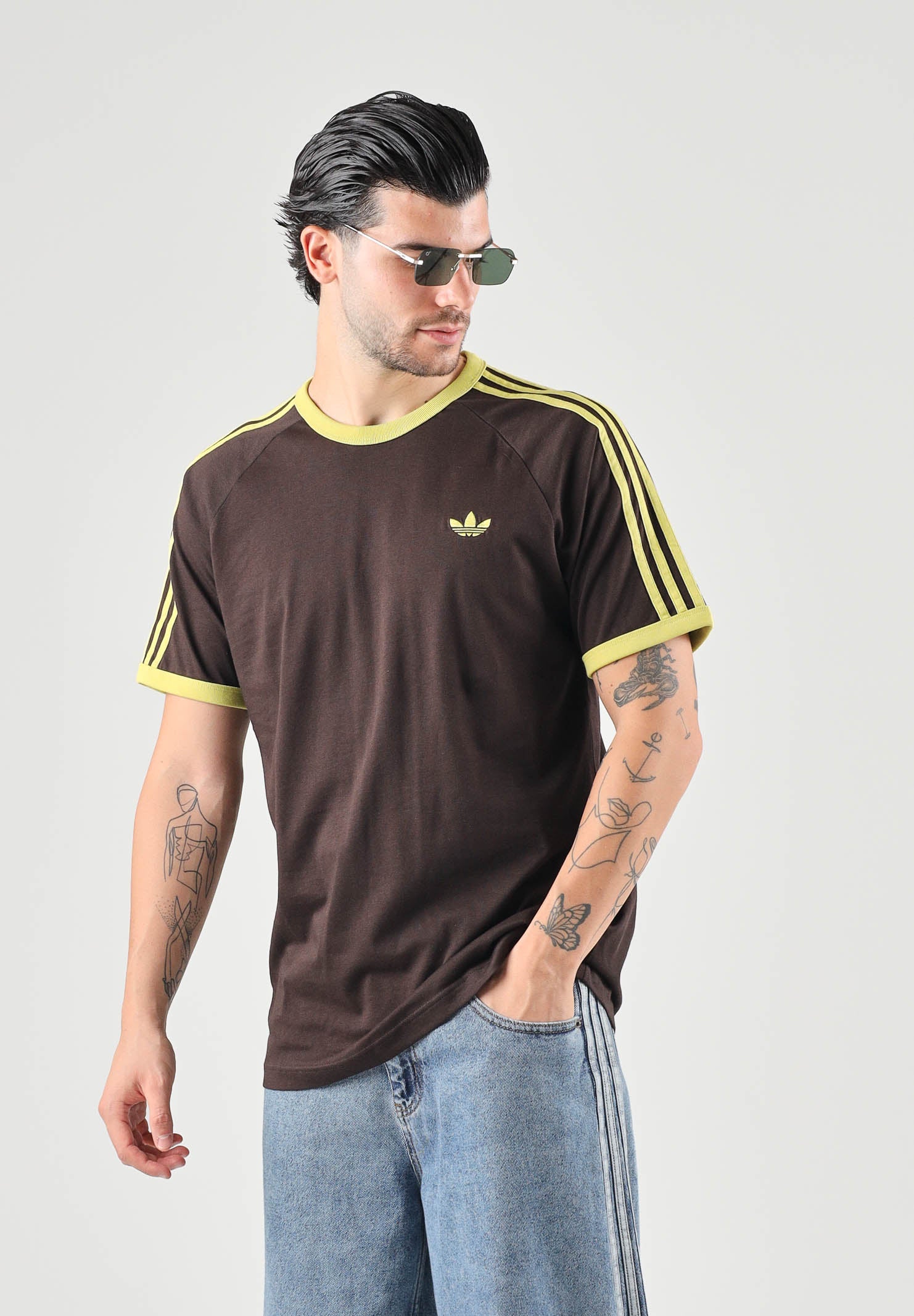 ADIDAS ORIGINALS T-shirt manica corta Adicolor Classics 3-Stripes Tee AUCO Prelim marrone e giallo per uomo e donna KZ1202 . ADIDAS ORIGINALS 