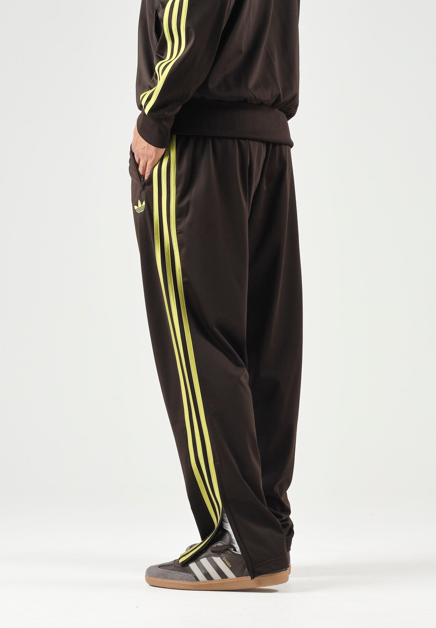 ADIDAS ORIGINALS Pantaloni sportivi Beckenbauer Track Pants AUCO Prelil marrone scuro e giallo da uomo. KZ1206 . ADIDAS ORIGINALS 