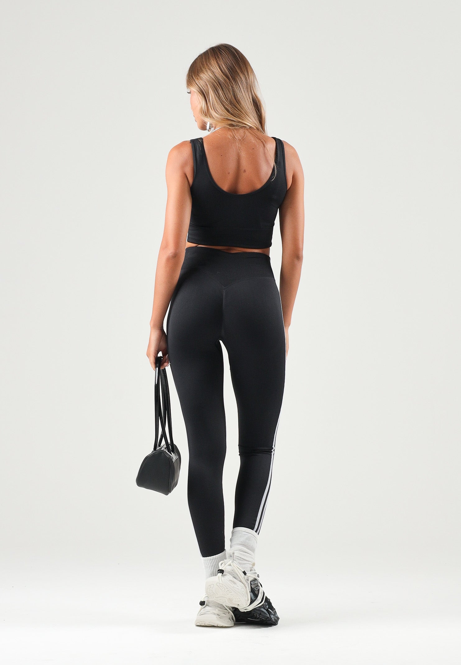 ADIDAS ORIGINALS Top sportivo ESSENTIALS 3-STRIPES SEAMLESS nero da donna KZ4109 . ADIDAS ORIGINALS 