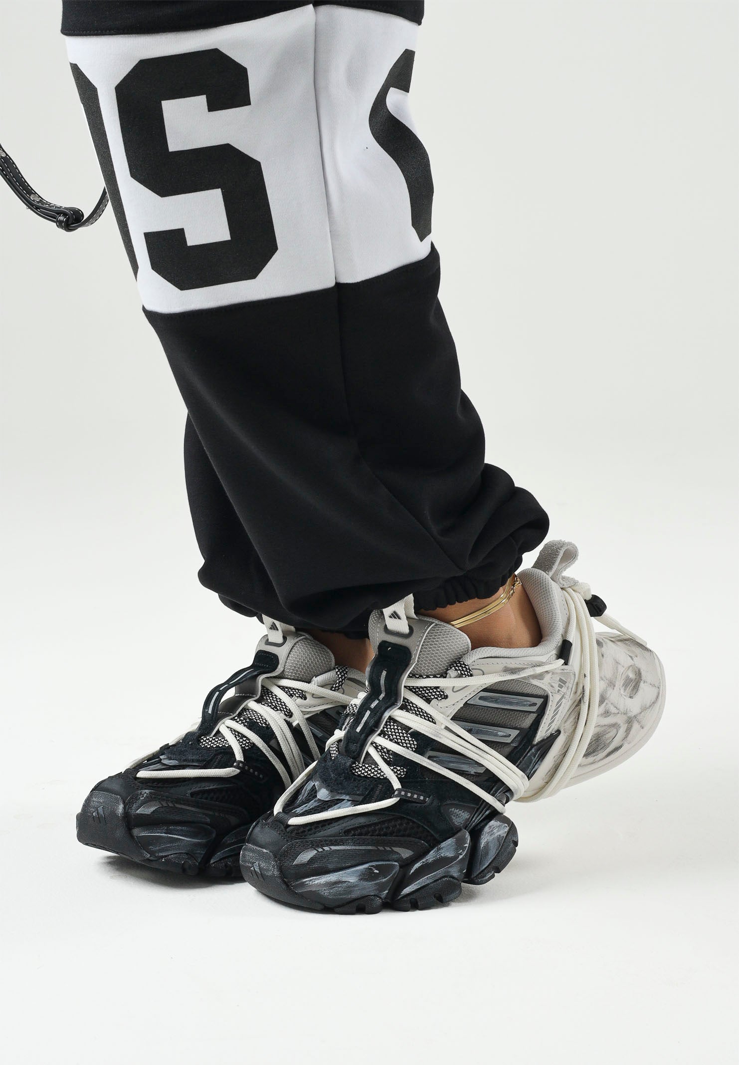 ADIDAS ORIGINALS Sneakers XLG RUNNER DELUXE 2.0 Core Black/Iron Metallic/Silver Metallic, nero e argento, per uomo e donna KZ7201 . ADIDAS ORIGINALS 