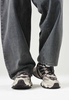 ADIDAS ORIGINALS Sneakers XLG Runner Deluxe 2.0 panna per uomo e donna  con finitura effetto vissuto KZ7202 . ADIDAS ORIGINALS 