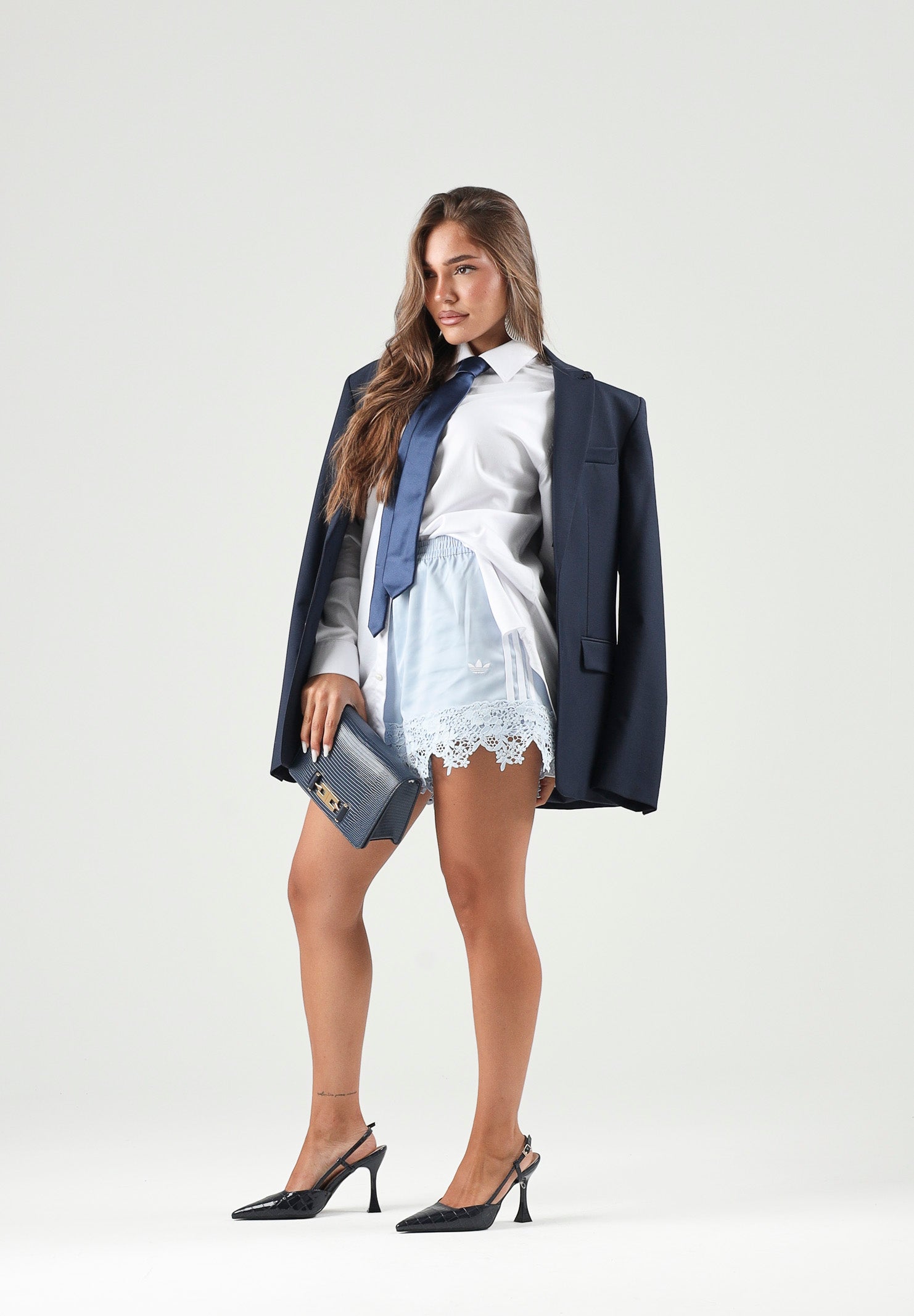ADIDAS ORIGINALS Shorts azzurro da donna con pizzo LD1812 . ADIDAS ORIGINALS 