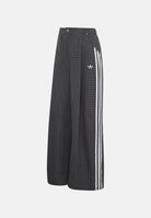 ADIDAS ORIGINALS Pantaloni CHECKS TROUSER LOOSE Black / Grey Three / Utility Black neri e grigio scuro da donna con fantasia a quadri tono su tono, vestibilità loose fit, gamba ampia, iconiche tre strisce laterali a contrasto e logo Trifoglio LD5340 . ADIDAS ORIGINALS 