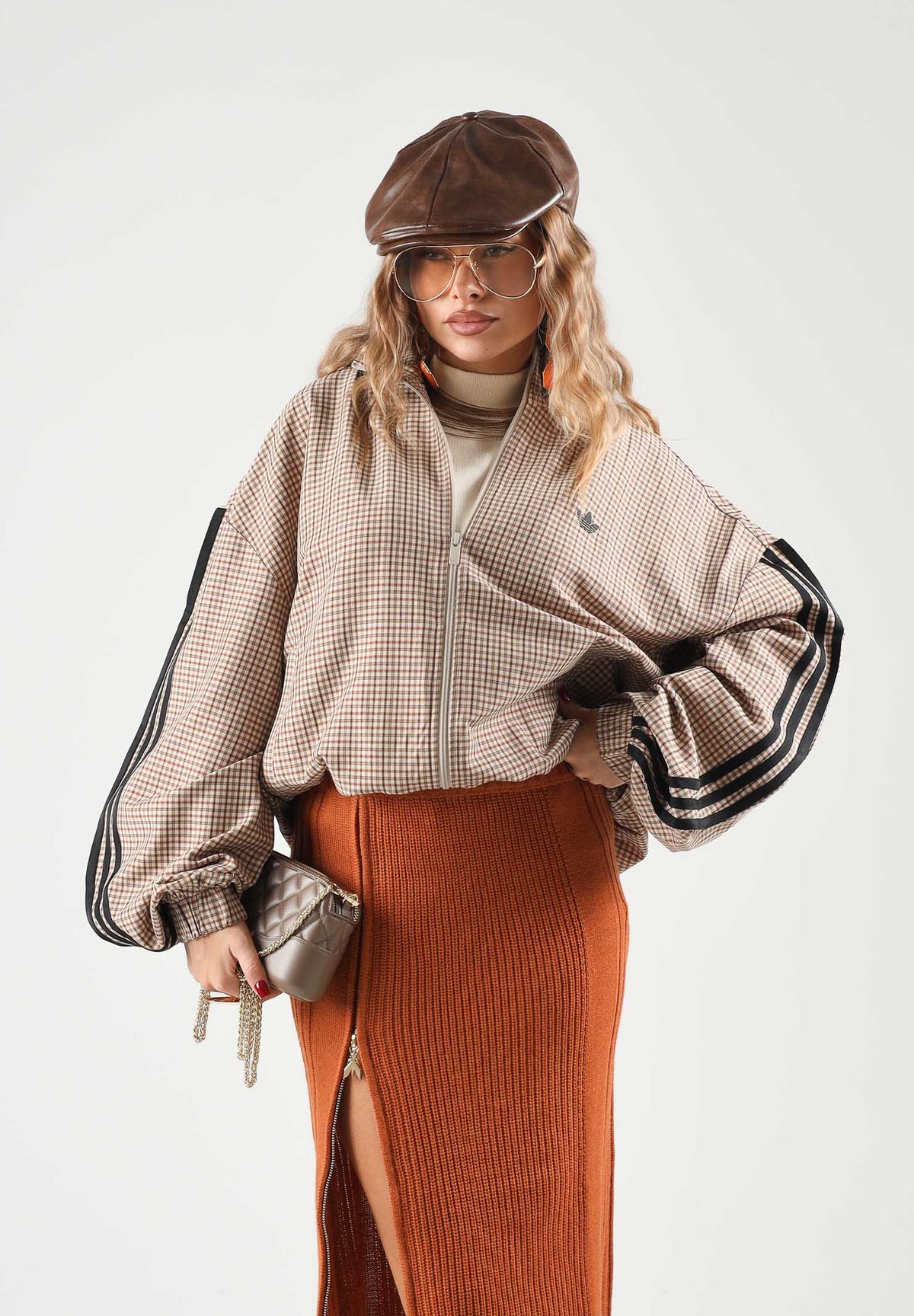 ADIDAS ORIGINALS Felpa con zip CHECKS TRACK TOP Crystal Linen / Aurora Coffee beige sabbia e marrone caffè da donna  con fantasia a quadri tono su tono, collo alto, zip frontale integrale, maniche lunghe con tre strisce laterali e logo Trifoglio sul LE8307 . ADIDAS ORIGINALS 
