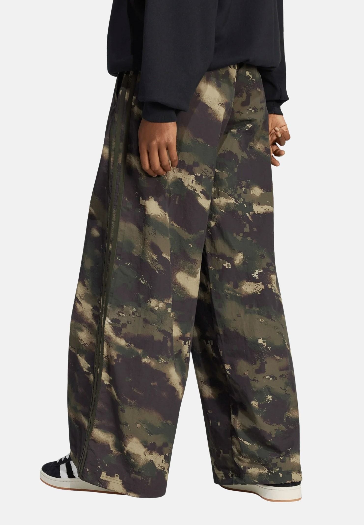 ADIDAS ORIGINALS Pantaloni CAMOUFLAGE ADILENIUM verde militare uomo donna, in ripstop, con gamba ampia, coulisse e fondo regolabile. LF3003 . ADIDAS ORIGINALS 