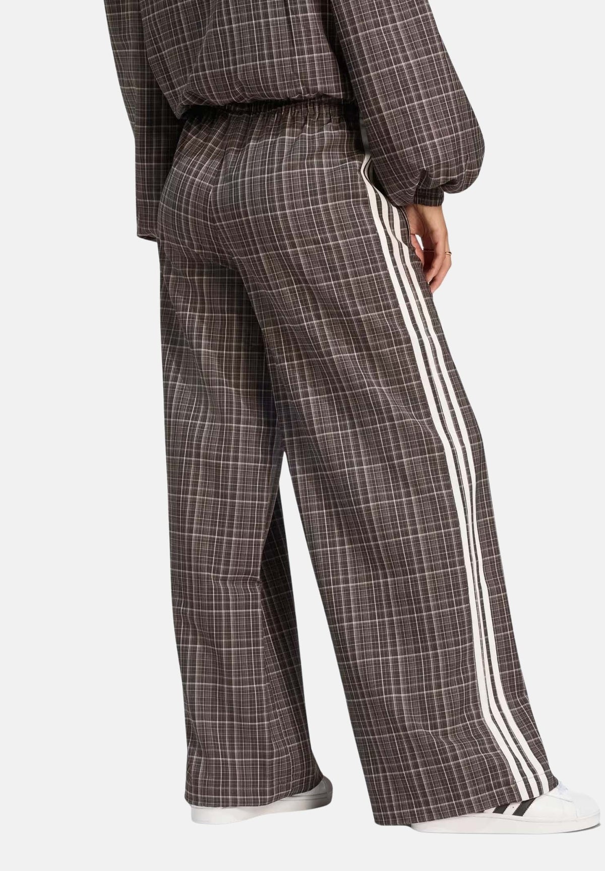 ADIDAS ORIGINALS Pantaloni LOOSE CHECK TRACK PANTS marrone scuro da donna con fantasia a quadri LG3958 . ADIDAS ORIGINALS 